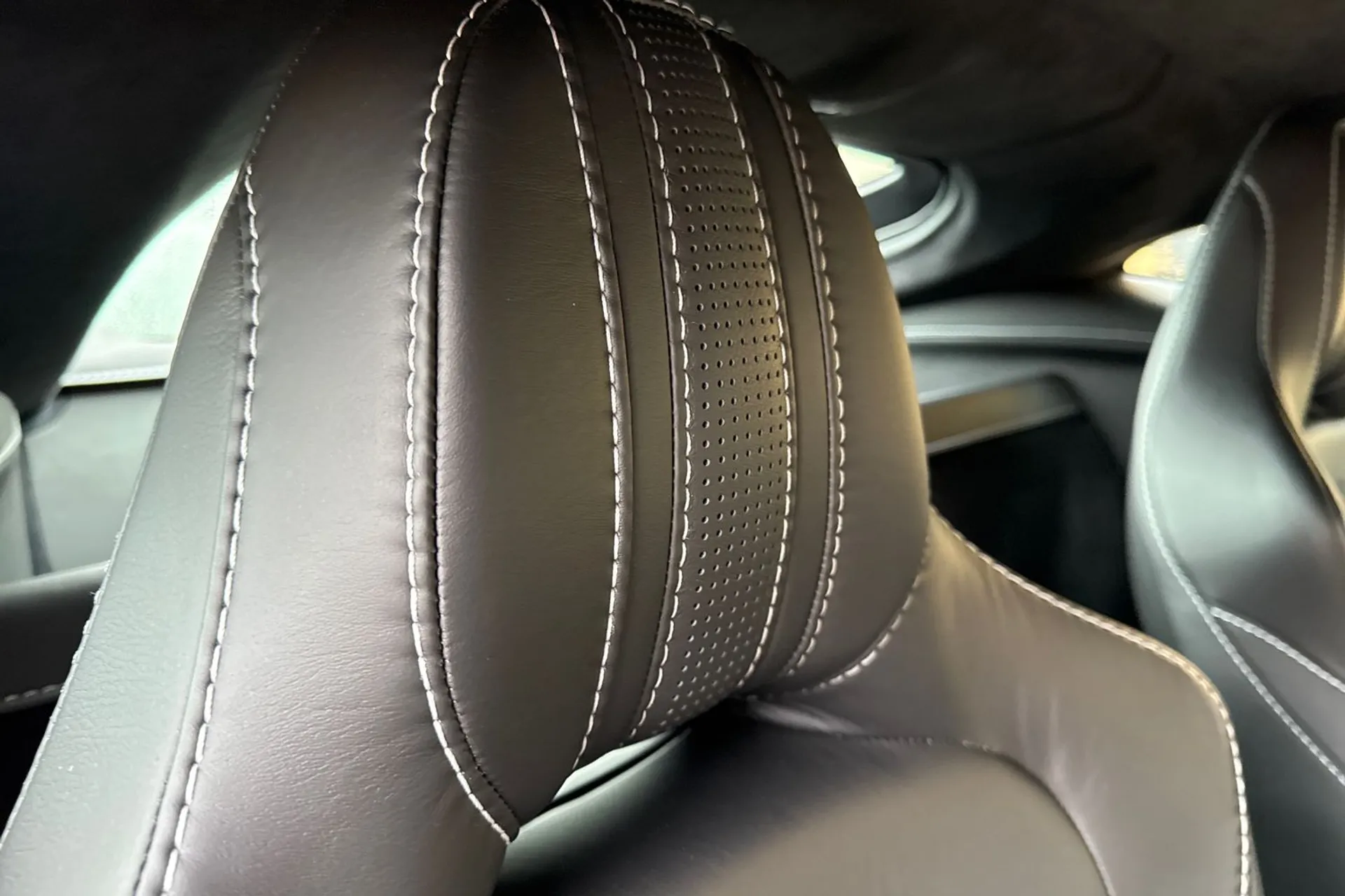 Aston Martin Vantage thumbnail image number 26