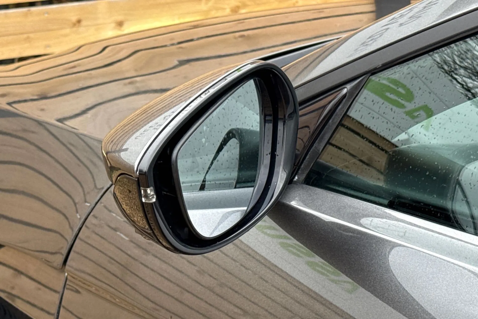 Aston Martin Vantage thumbnail image number 43