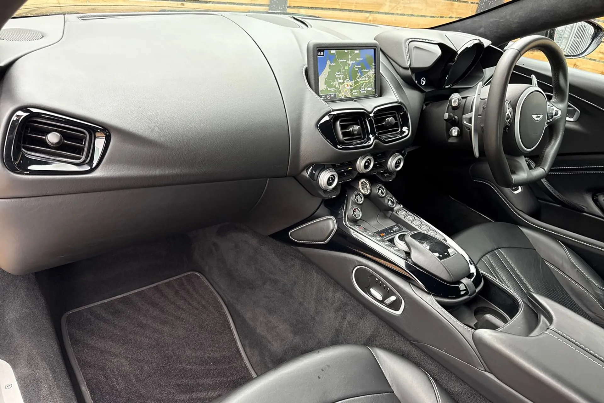 Aston Martin Vantage thumbnail image number 28