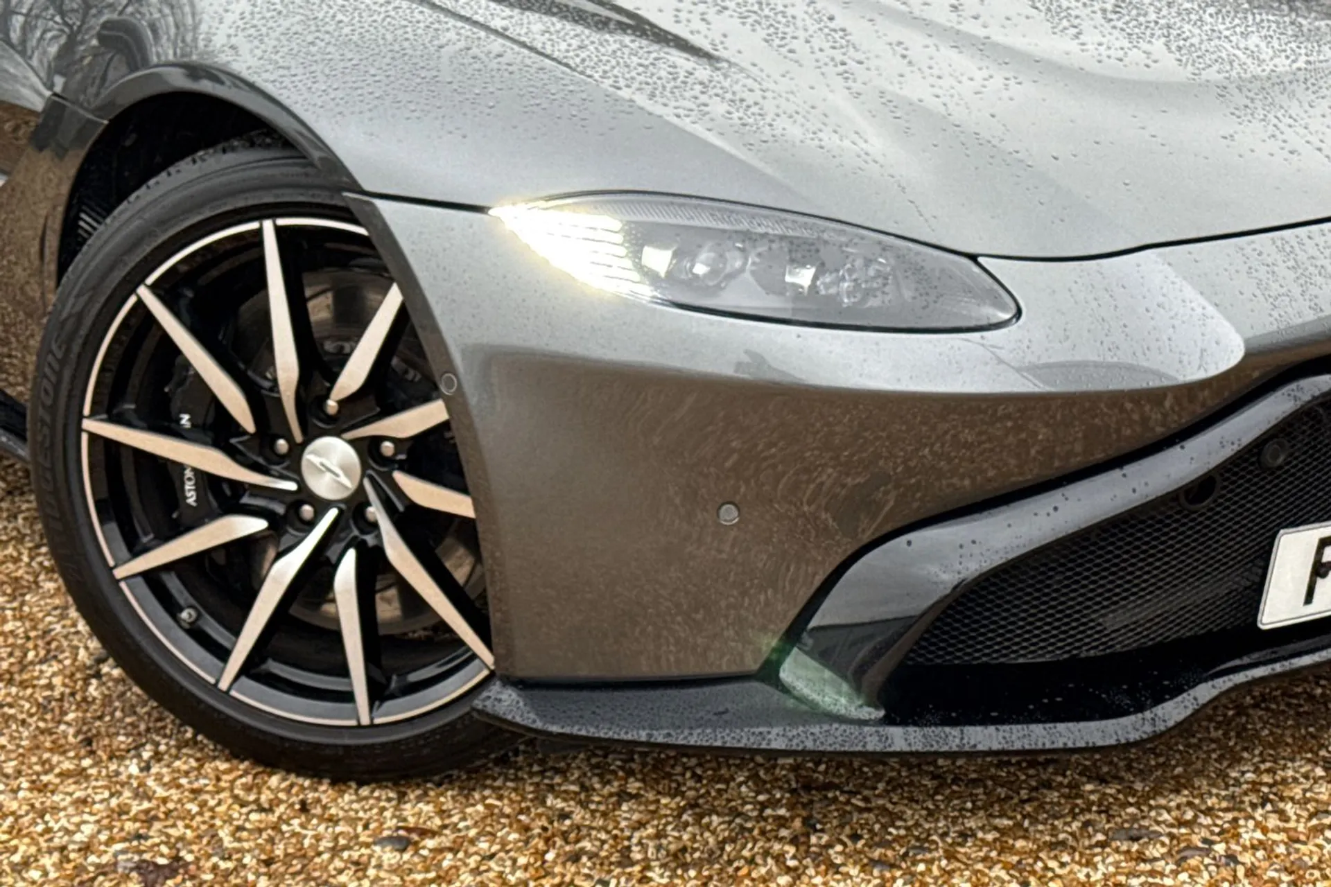 Aston Martin Vantage thumbnail image number 7