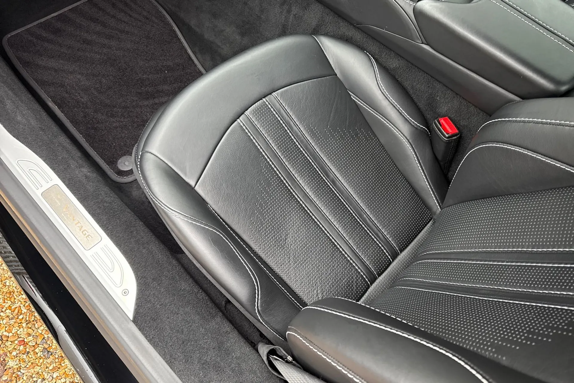 Aston Martin Vantage thumbnail image number 34