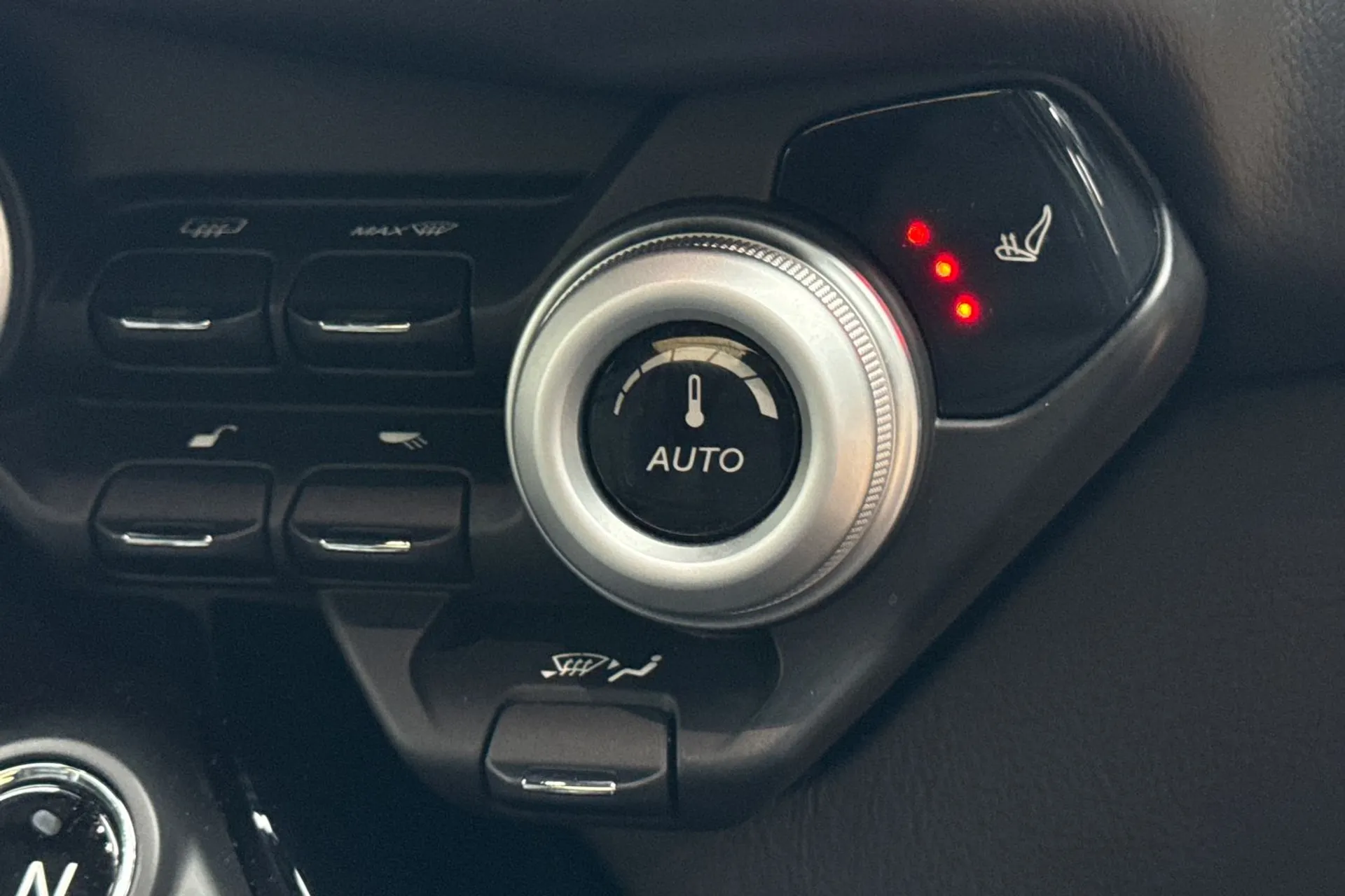 Aston Martin Vantage thumbnail image number 58