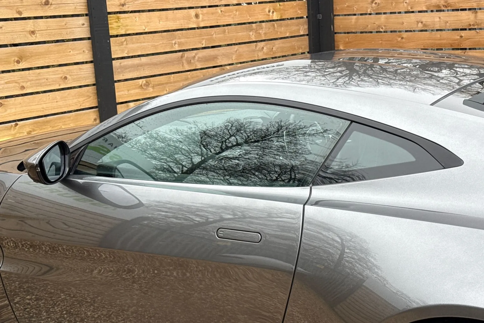 Aston Martin Vantage thumbnail image number 15