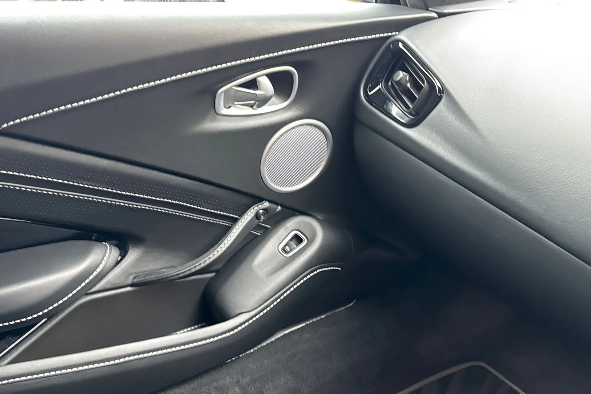 Aston Martin Vantage thumbnail image number 54