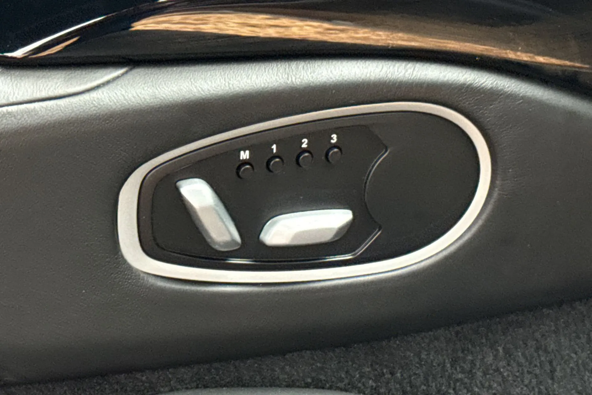 Aston Martin Vantage thumbnail image number 50