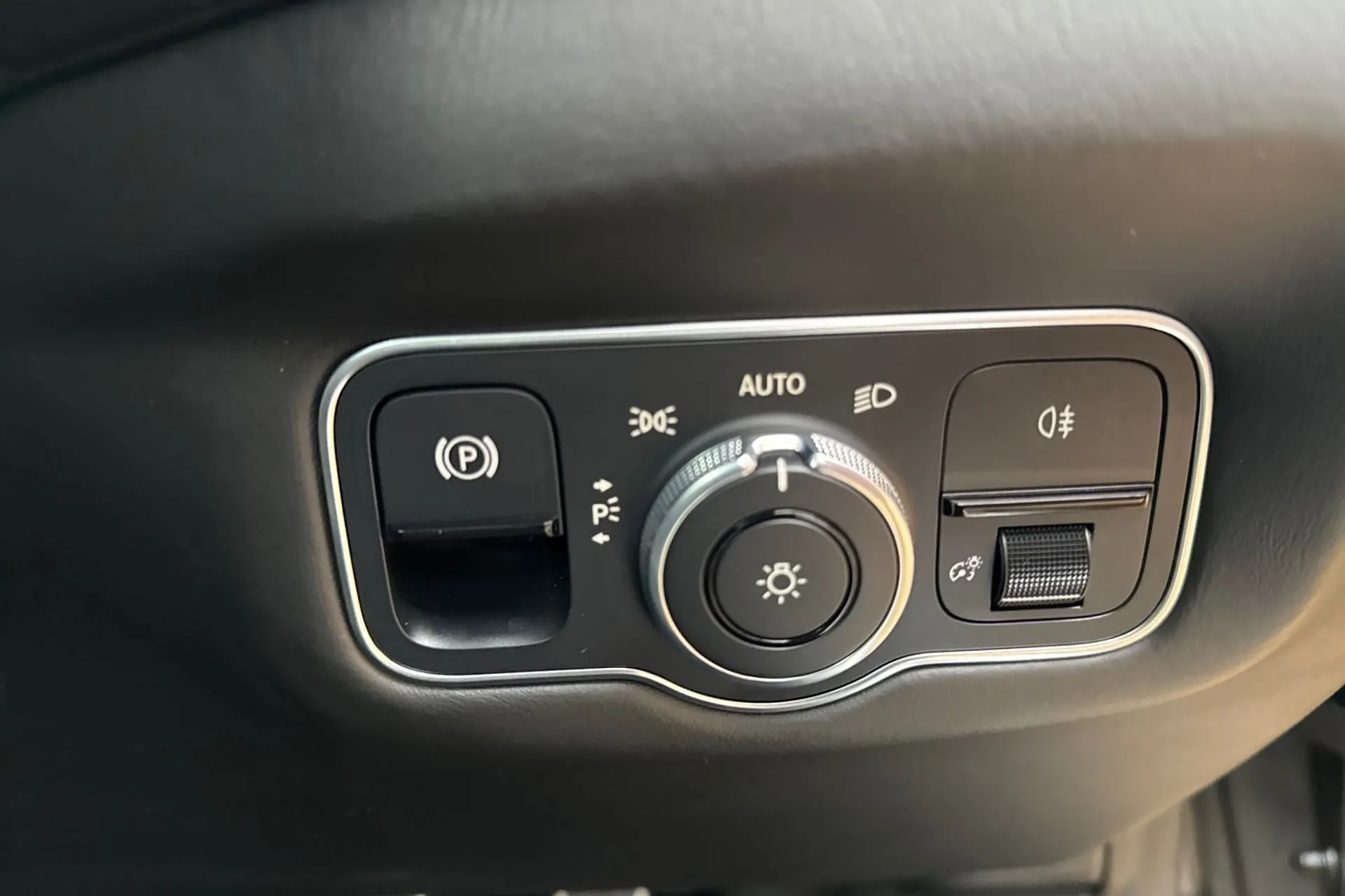 Aston Martin Vantage thumbnail image number 51