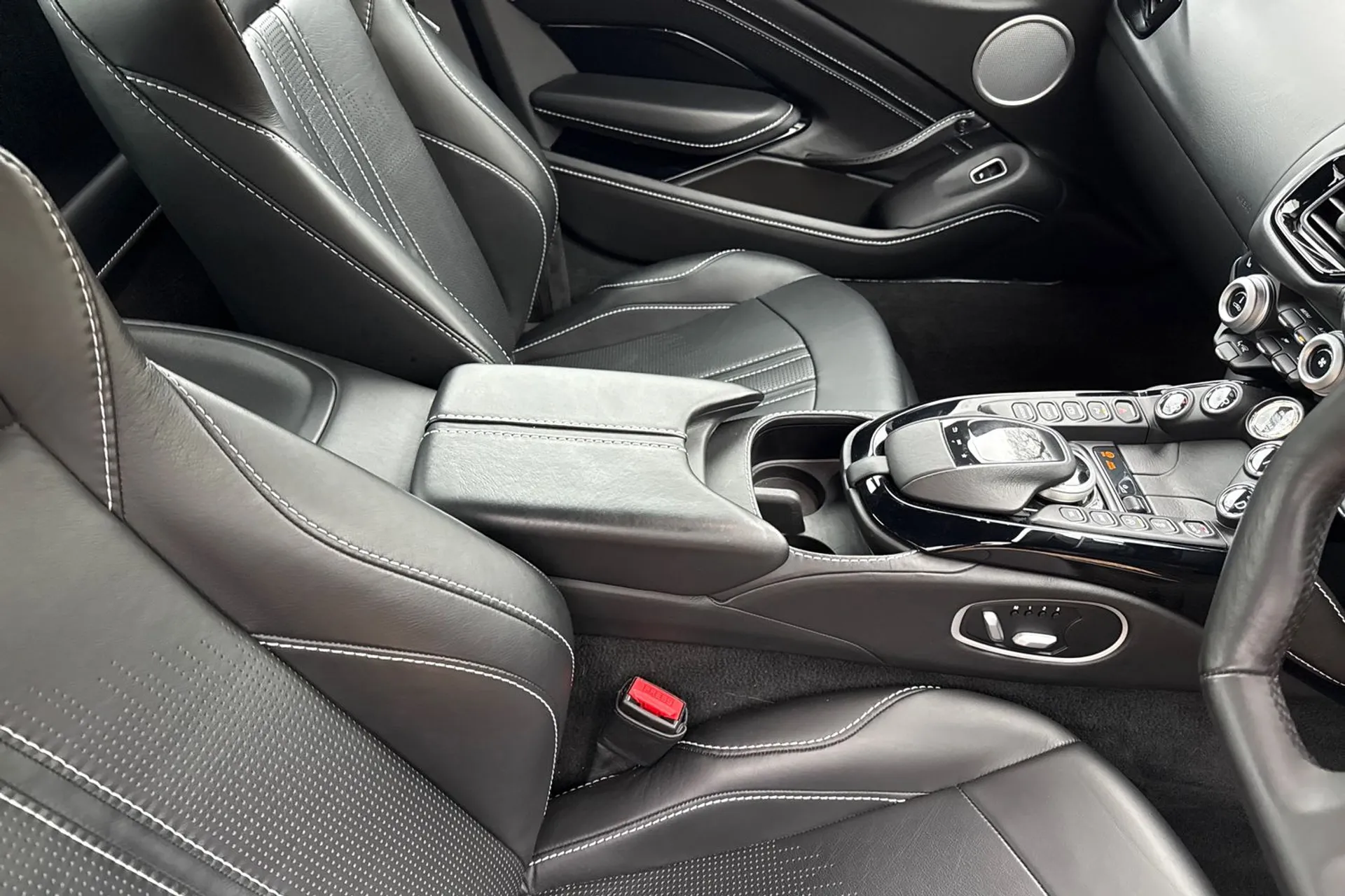 Aston Martin Vantage thumbnail image number 42