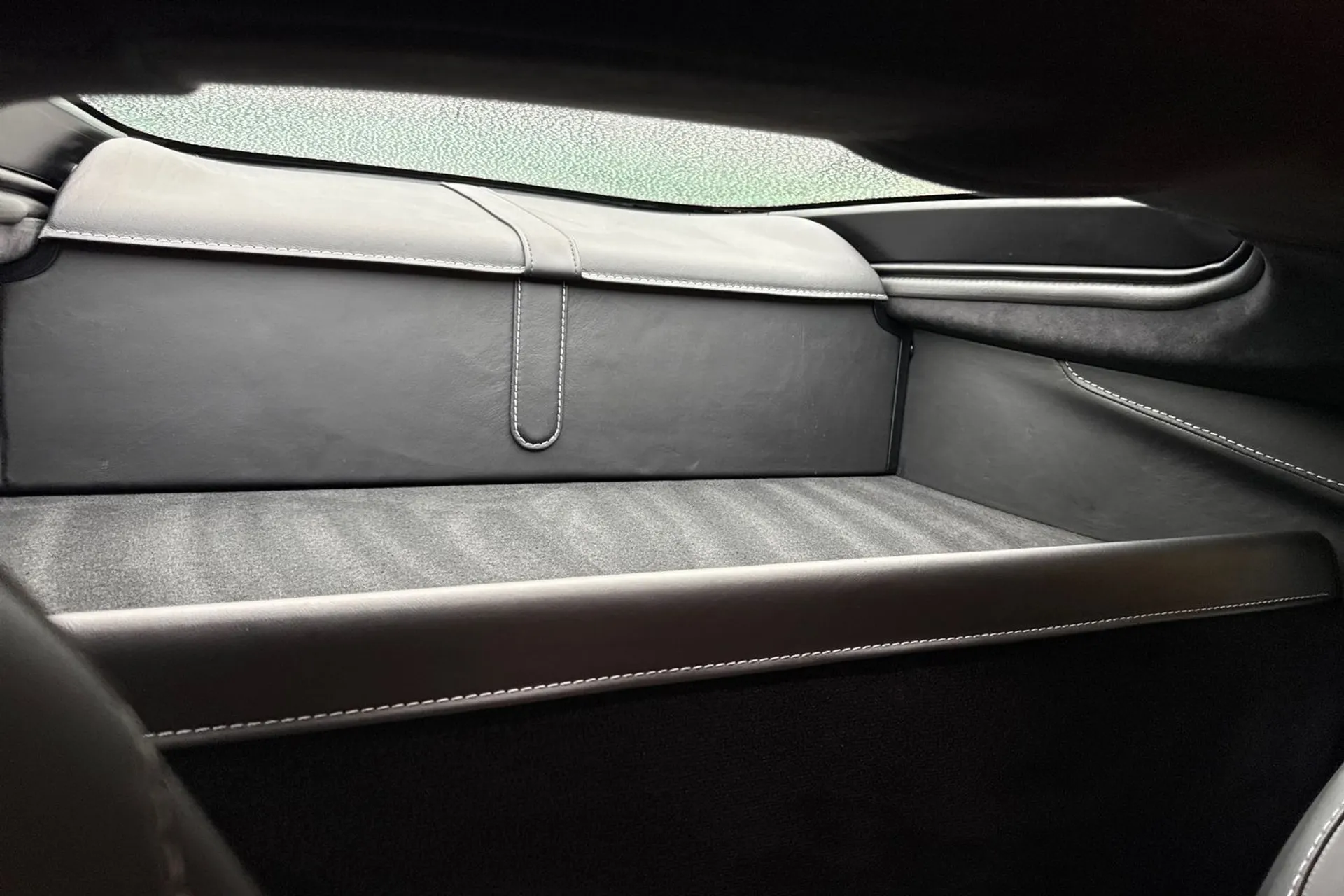 Aston Martin Vantage thumbnail image number 24