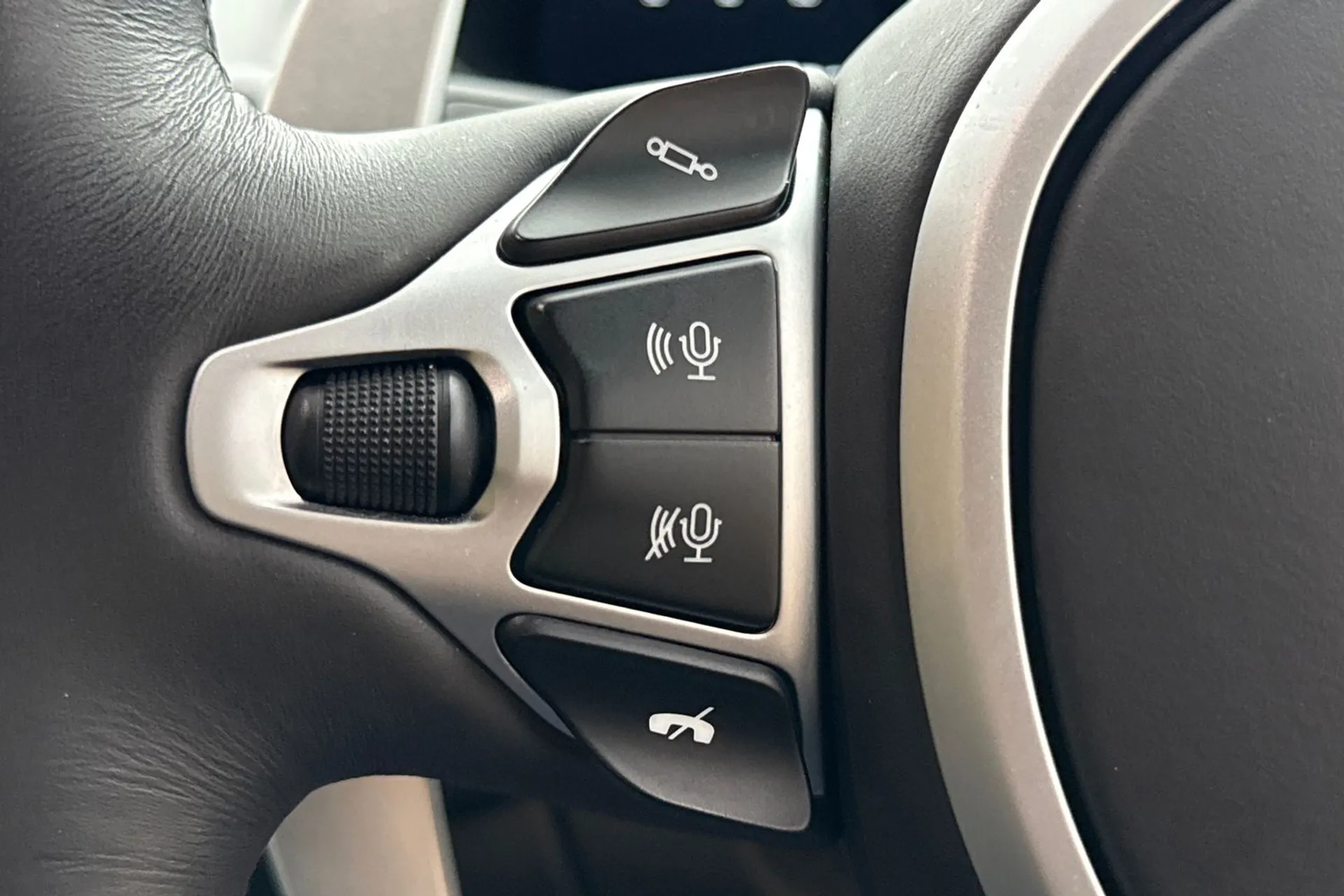 Aston Martin Vantage thumbnail image number 38