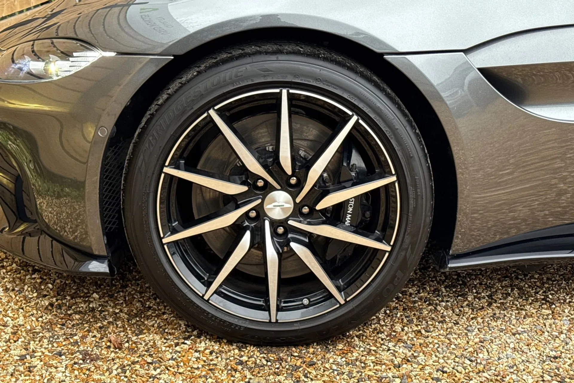 Aston Martin Vantage thumbnail image number 14