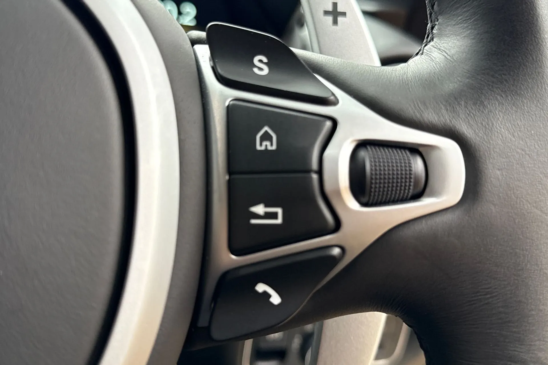 Aston Martin Vantage thumbnail image number 39