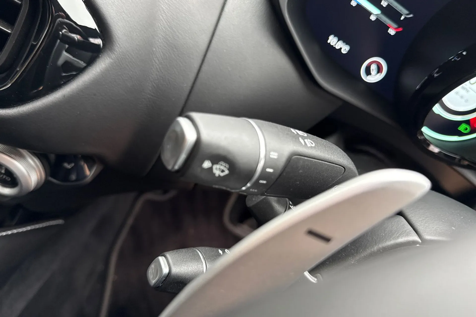 Aston Martin Vantage thumbnail image number 57