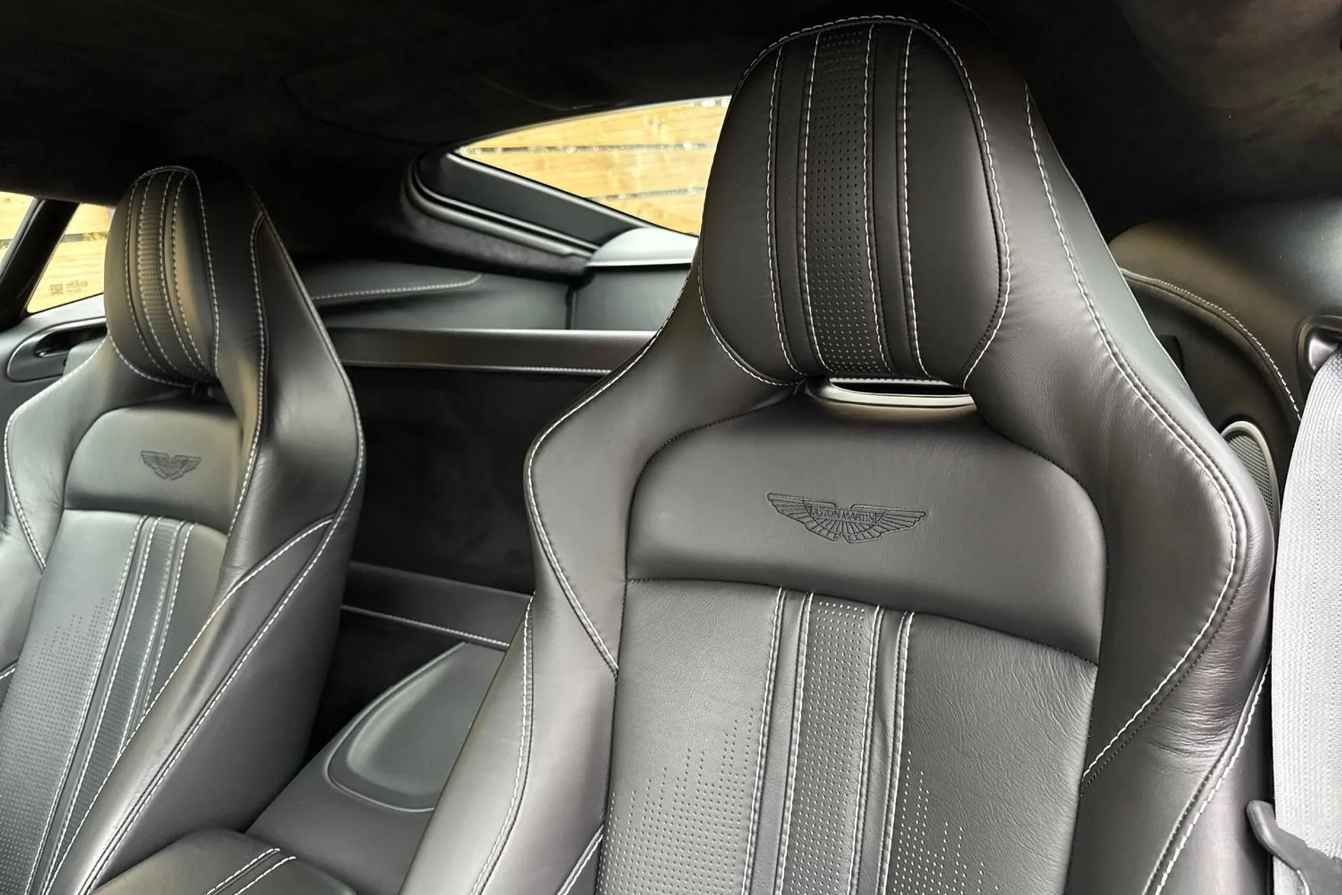 Aston Martin Vantage thumbnail image number 30