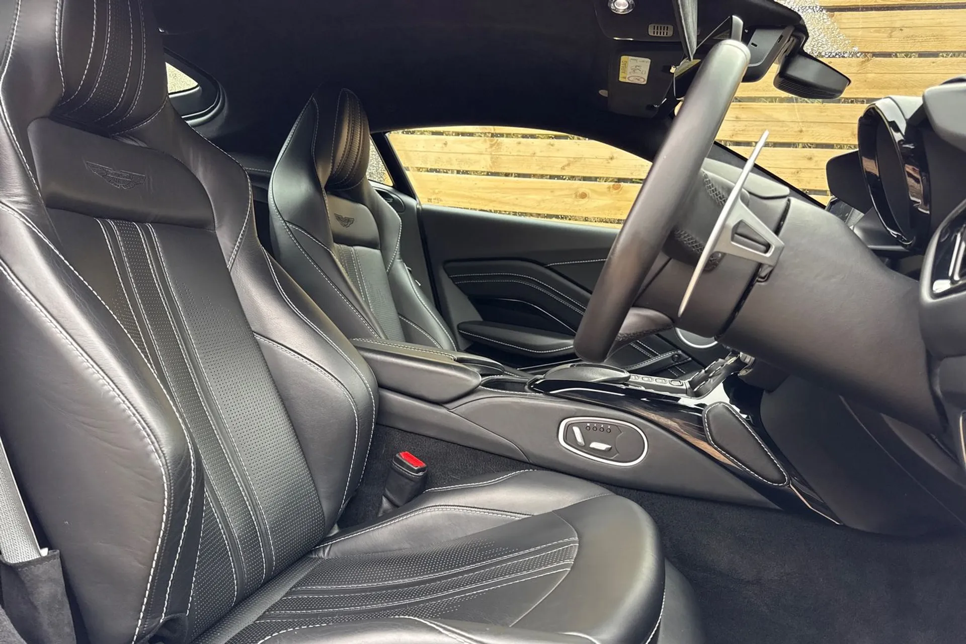 Aston Martin Vantage thumbnail image number 27