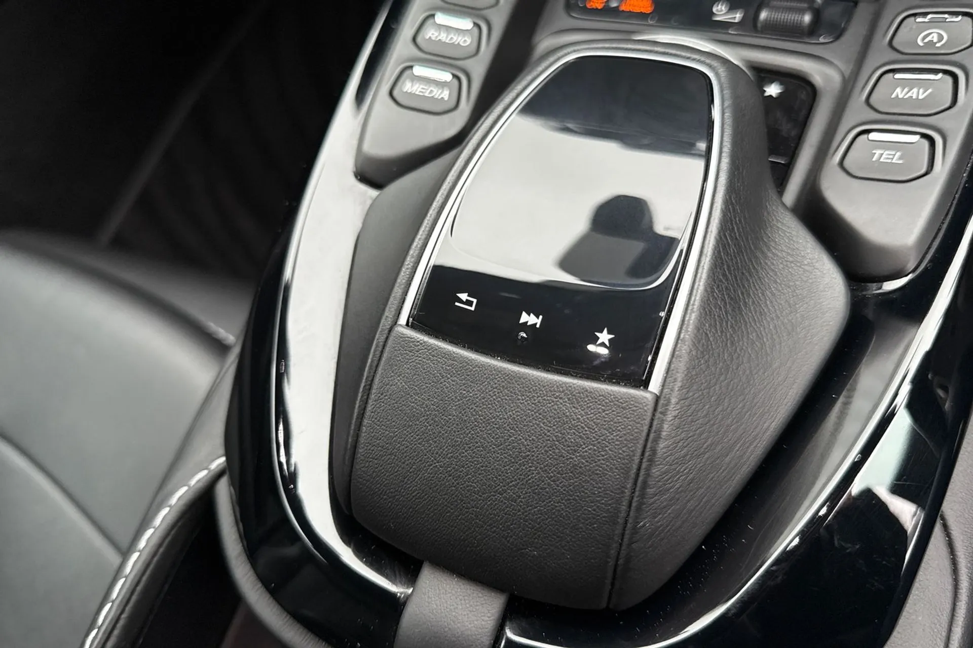 Aston Martin Vantage thumbnail image number 59