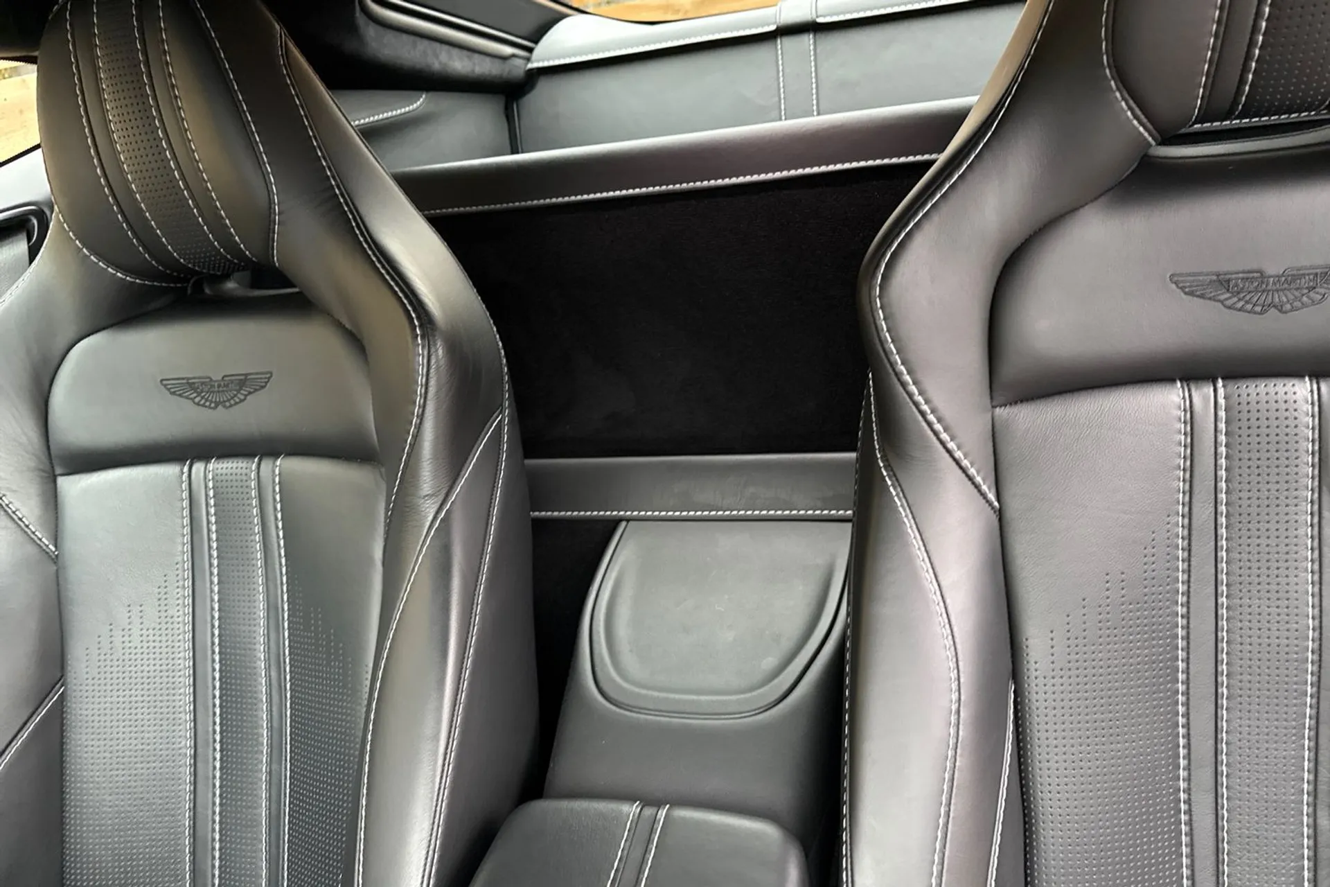 Aston Martin Vantage thumbnail image number 32