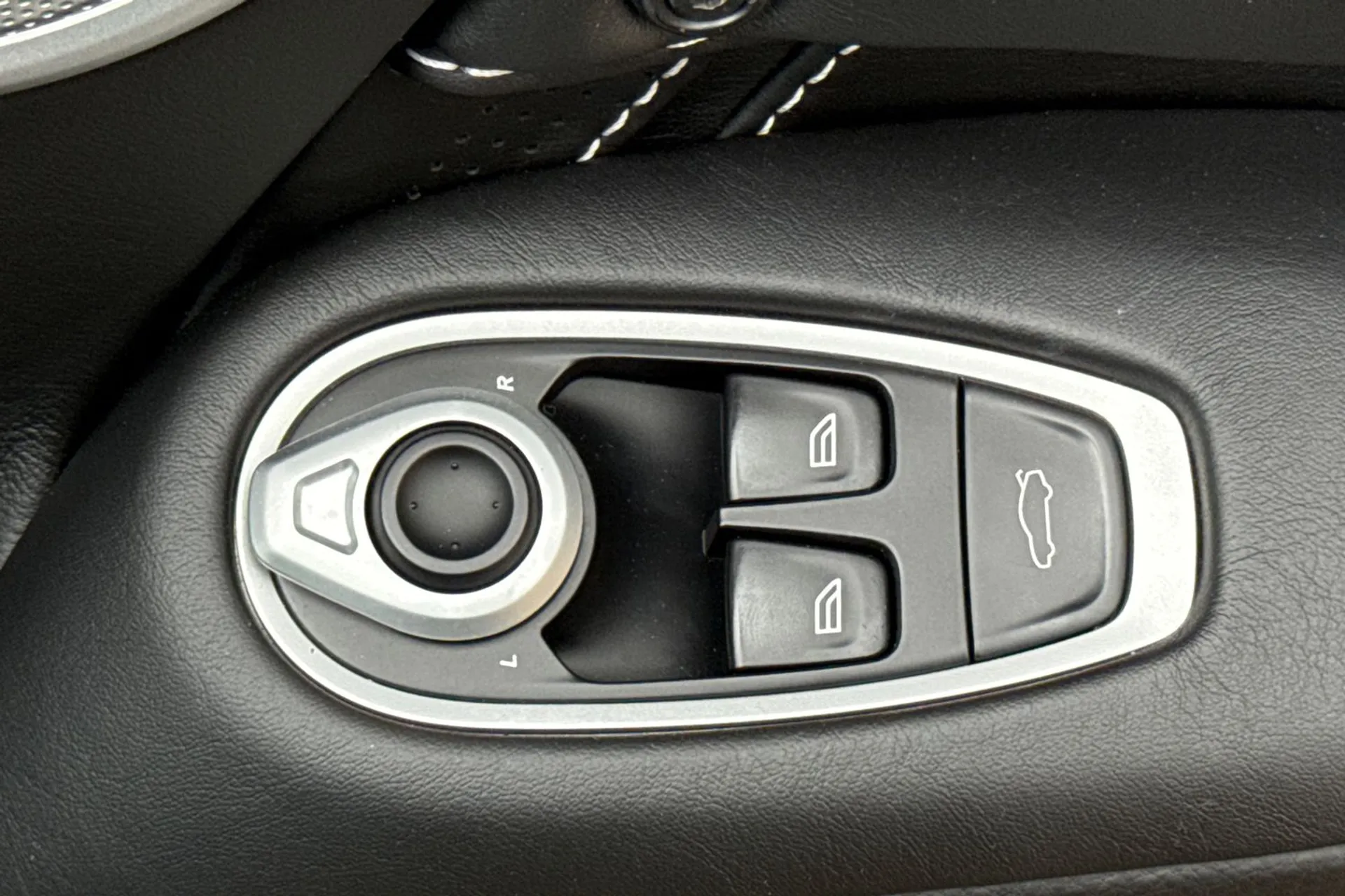 Aston Martin Vantage thumbnail image number 52