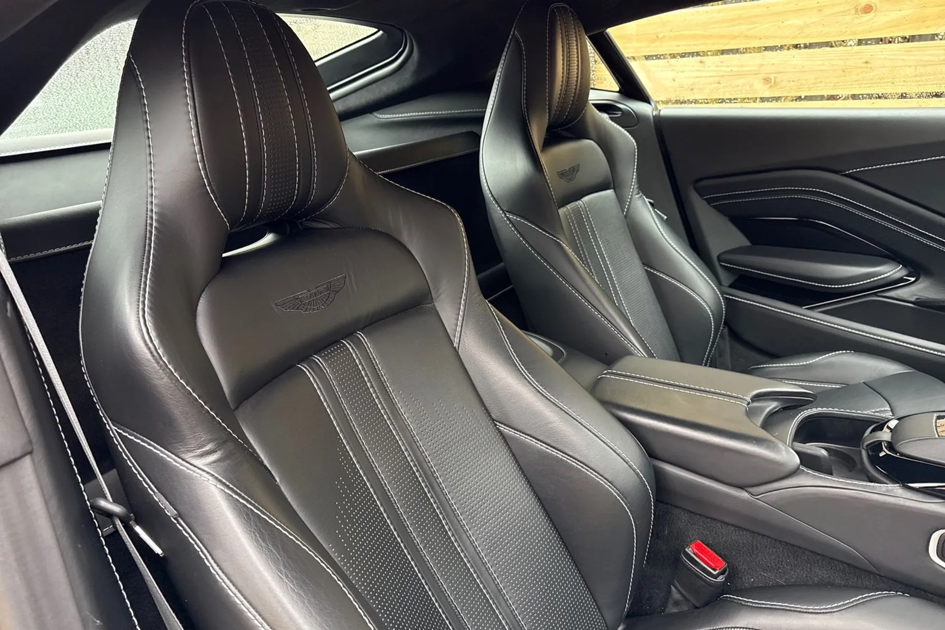 Aston Martin Vantage thumbnail image number 25