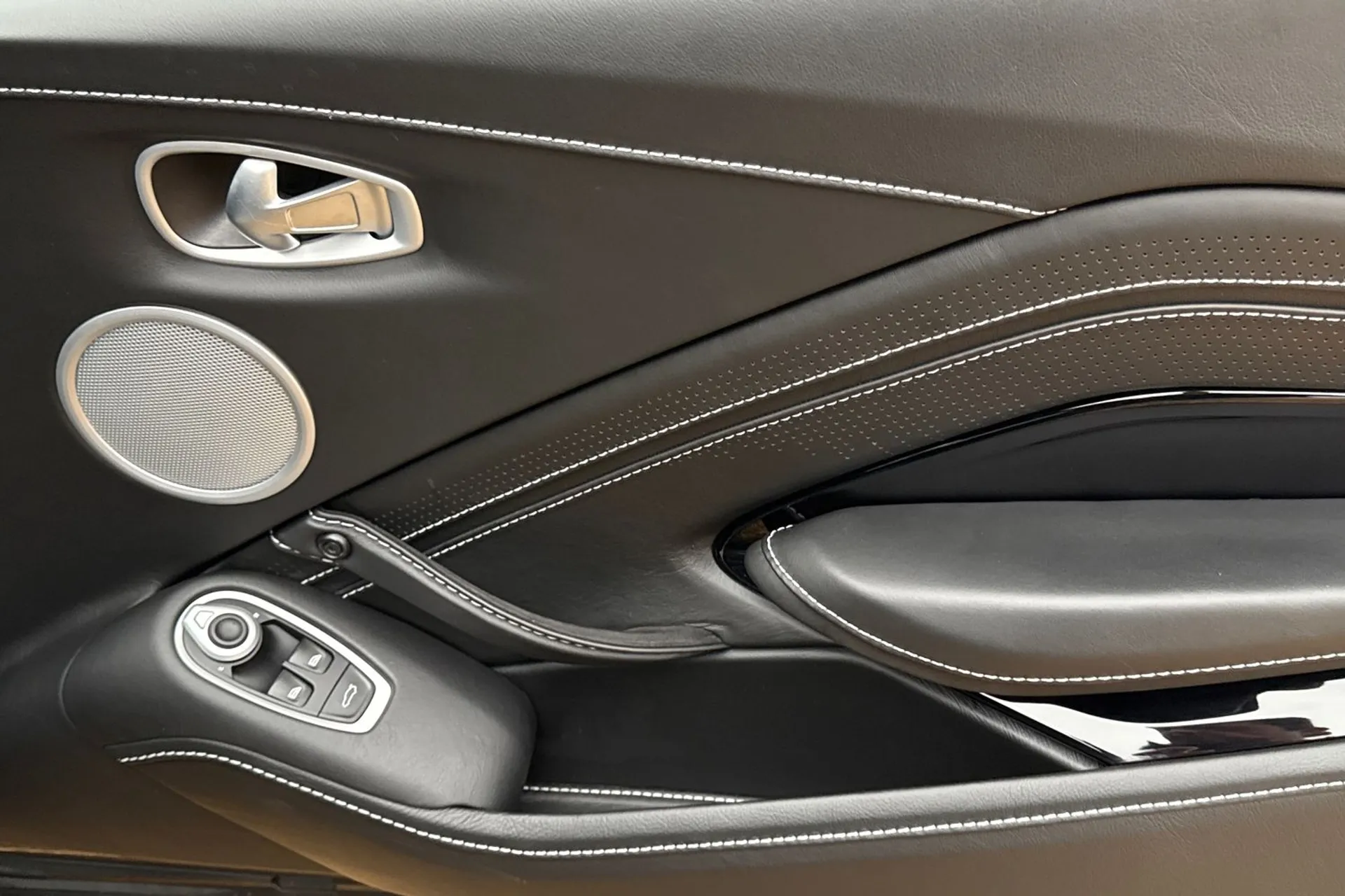 Aston Martin Vantage thumbnail image number 41