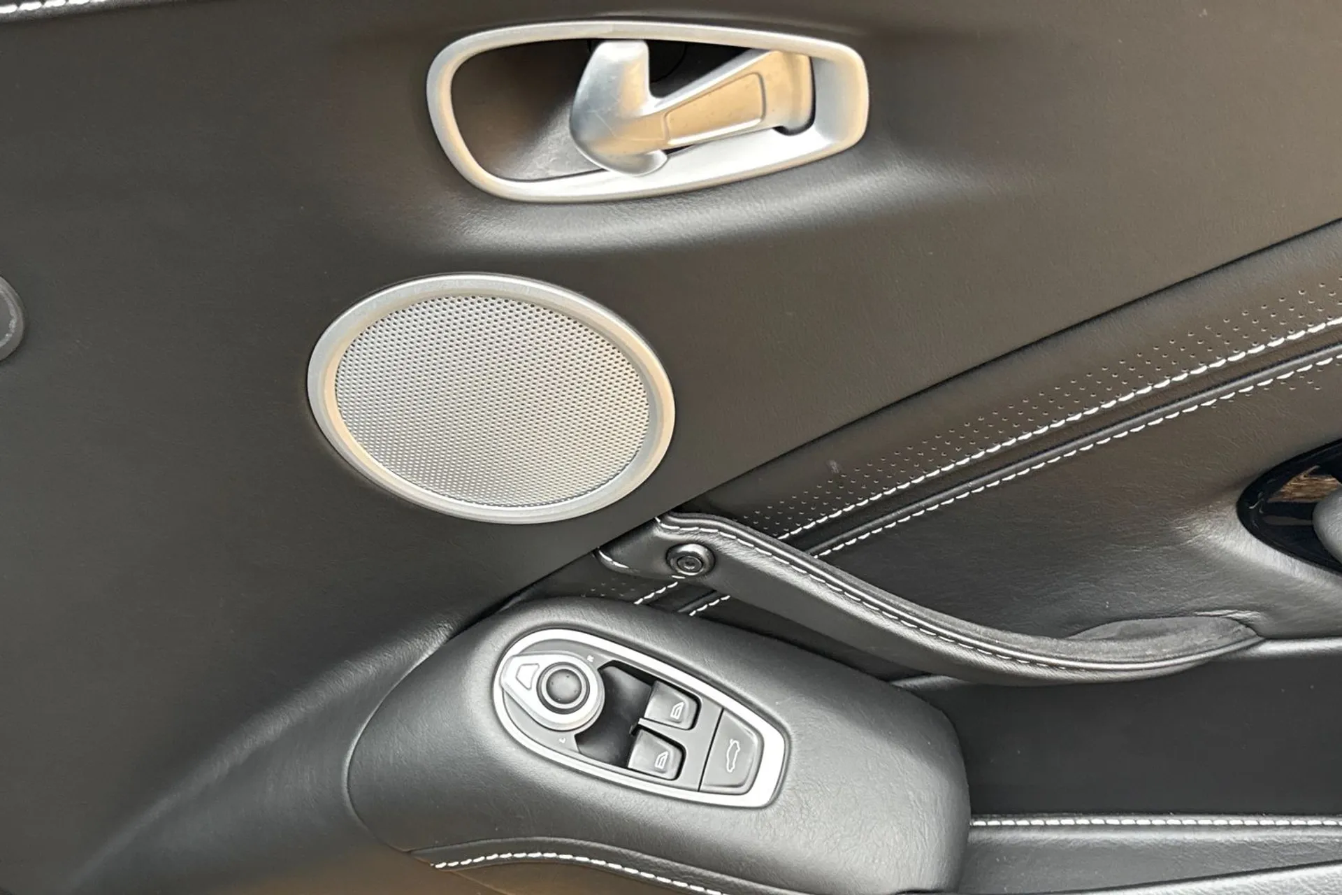 Aston Martin Vantage thumbnail image number 53