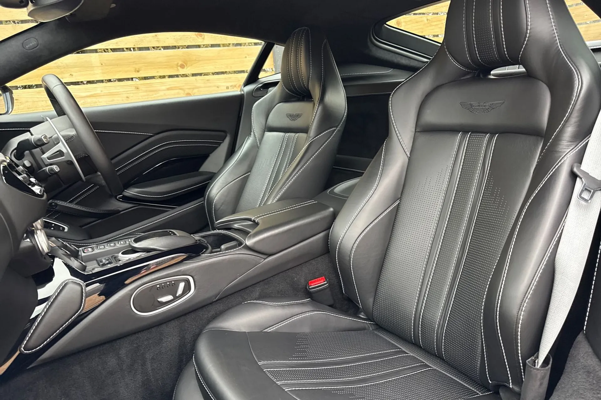 Aston Martin Vantage thumbnail image number 29