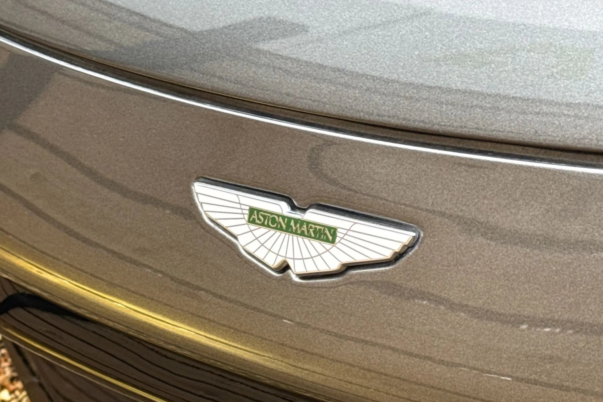 Aston Martin Vantage thumbnail image number 46