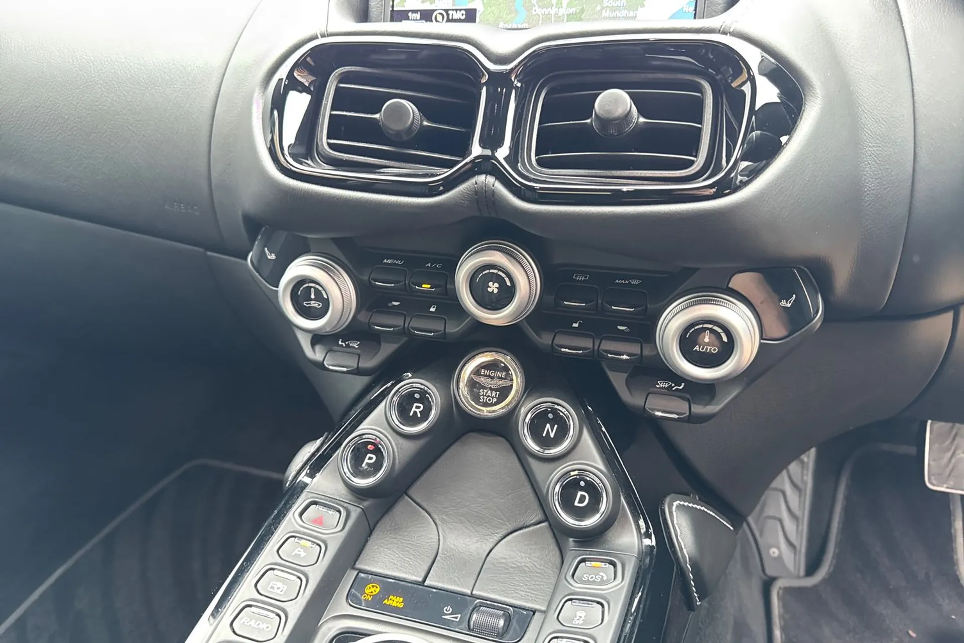 Aston Martin Vantage thumbnail image number 40