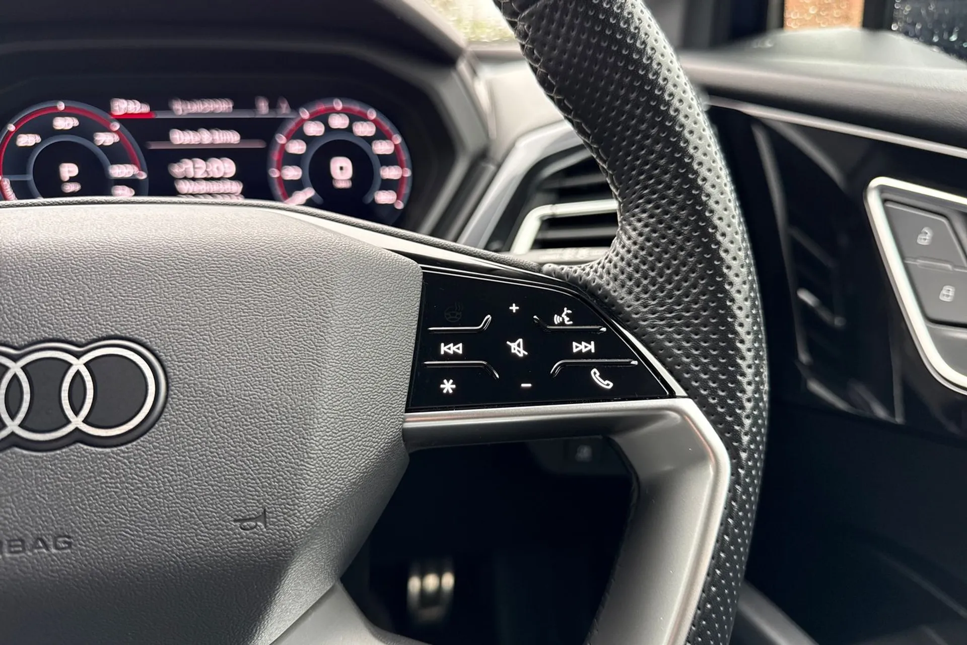 Audi Q4 thumbnail image number 41