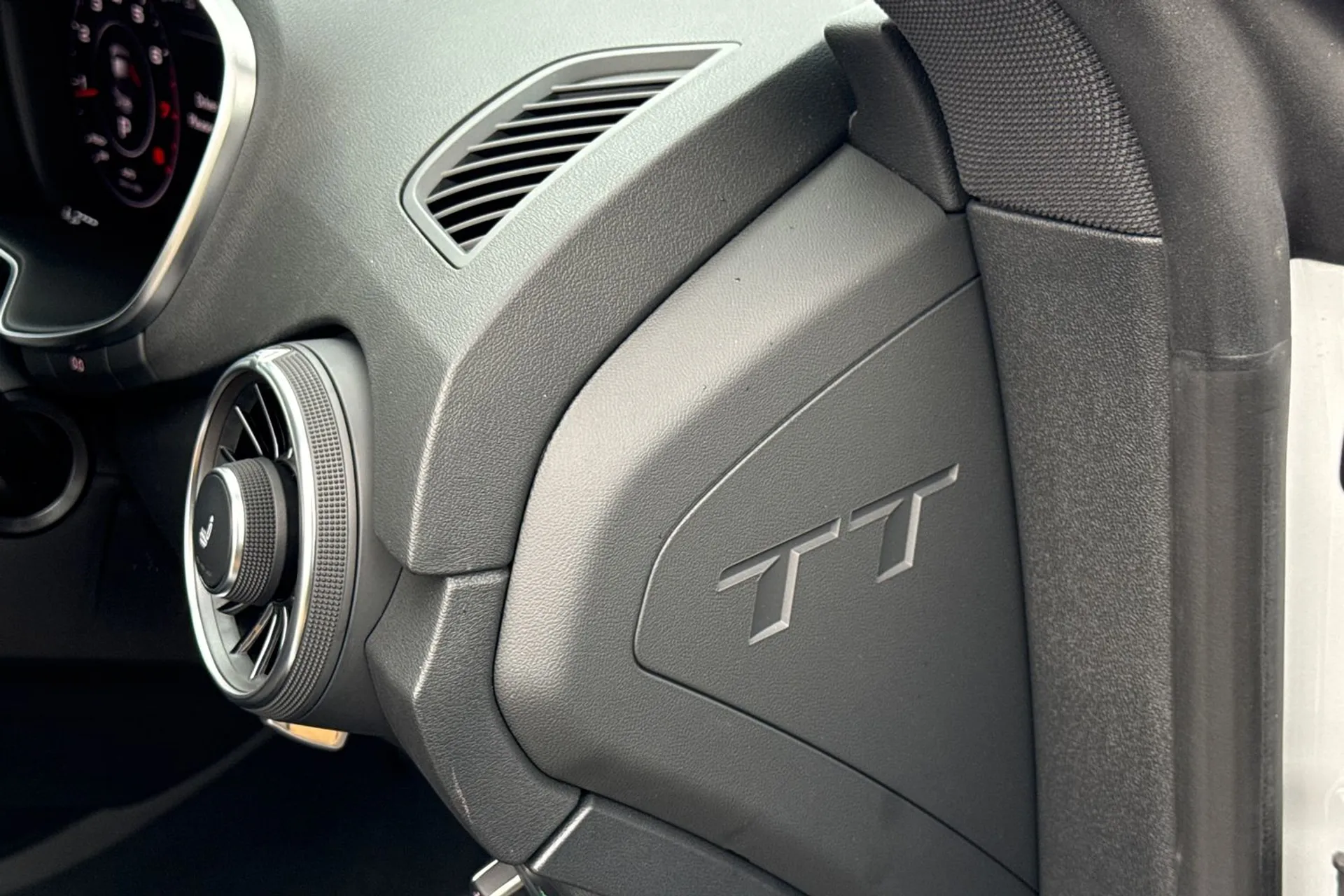 Audi TT thumbnail image number 24