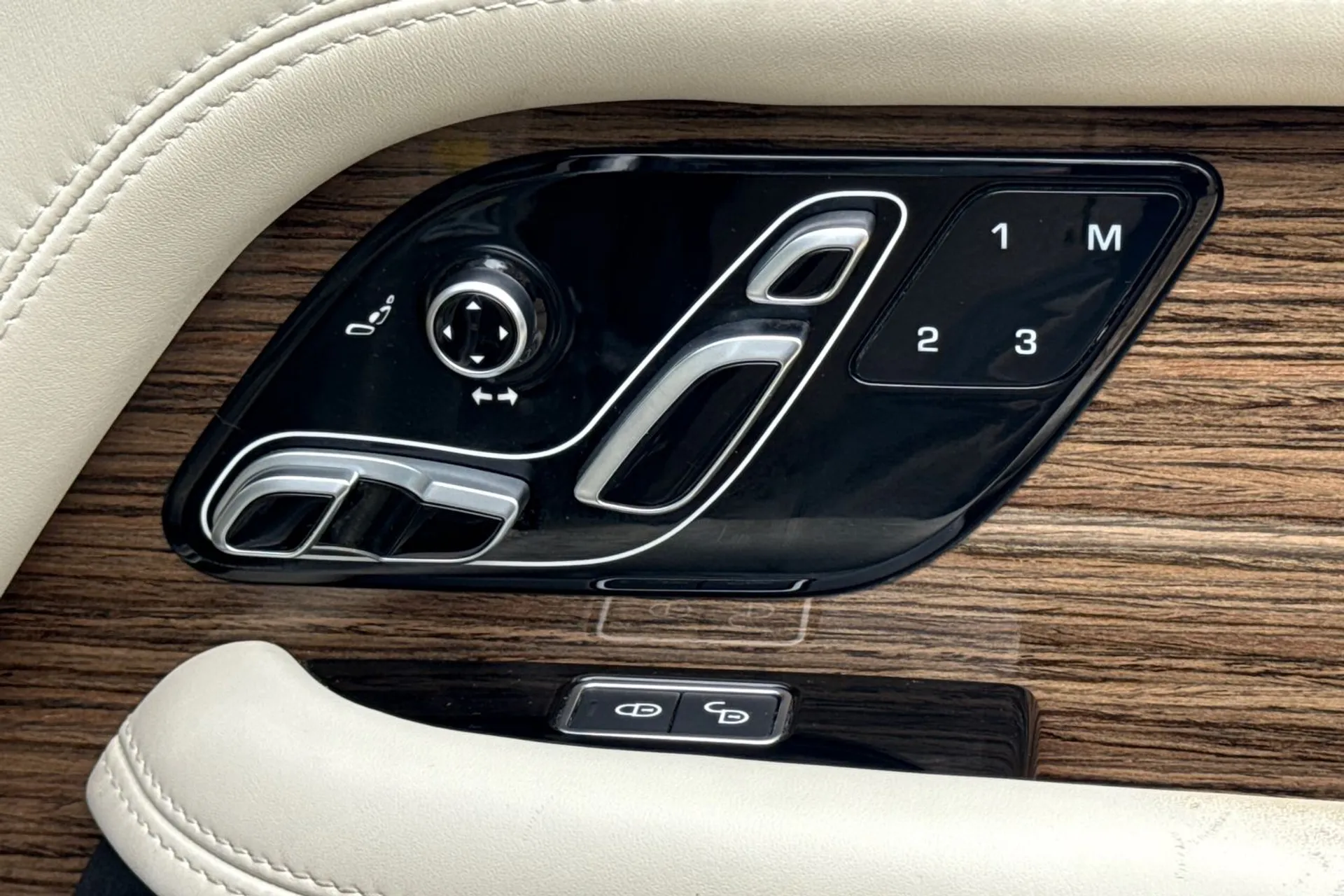 LAND ROVER RANGE ROVER thumbnail image number 47