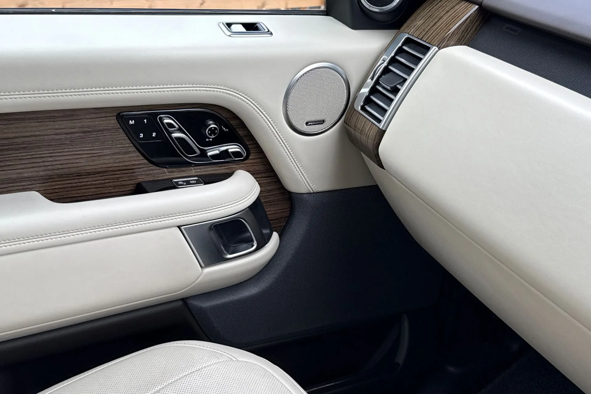 LAND ROVER RANGE ROVER thumbnail image number 54