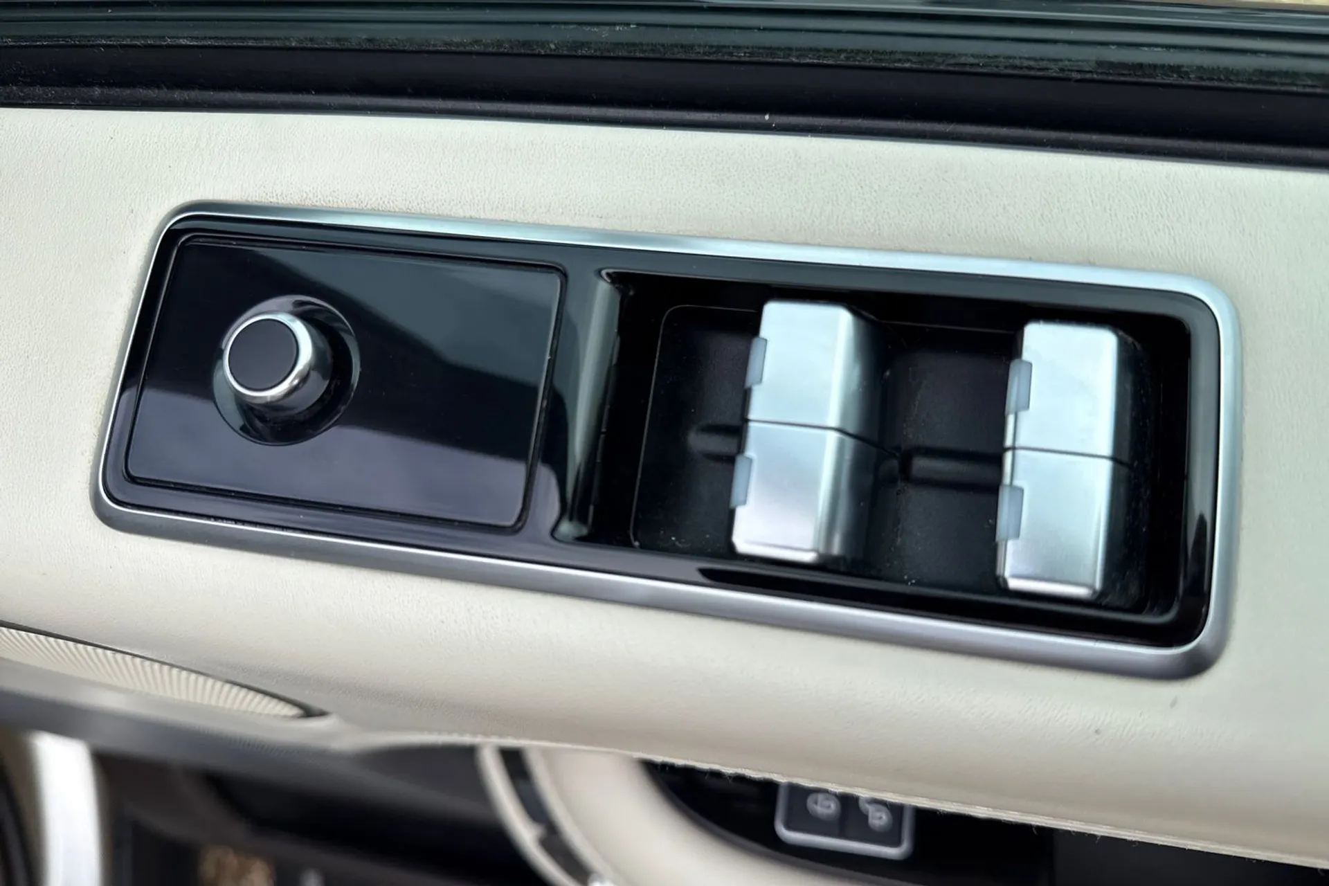 LAND ROVER RANGE ROVER thumbnail image number 48