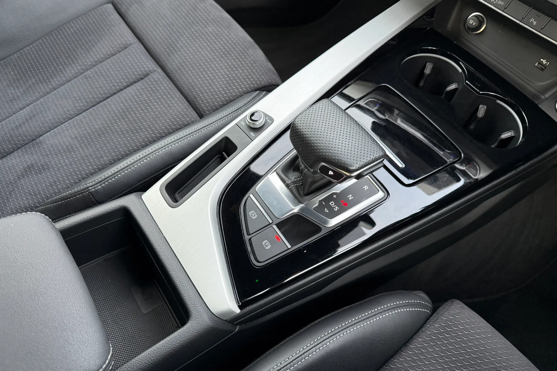 Audi A4 thumbnail image number 36