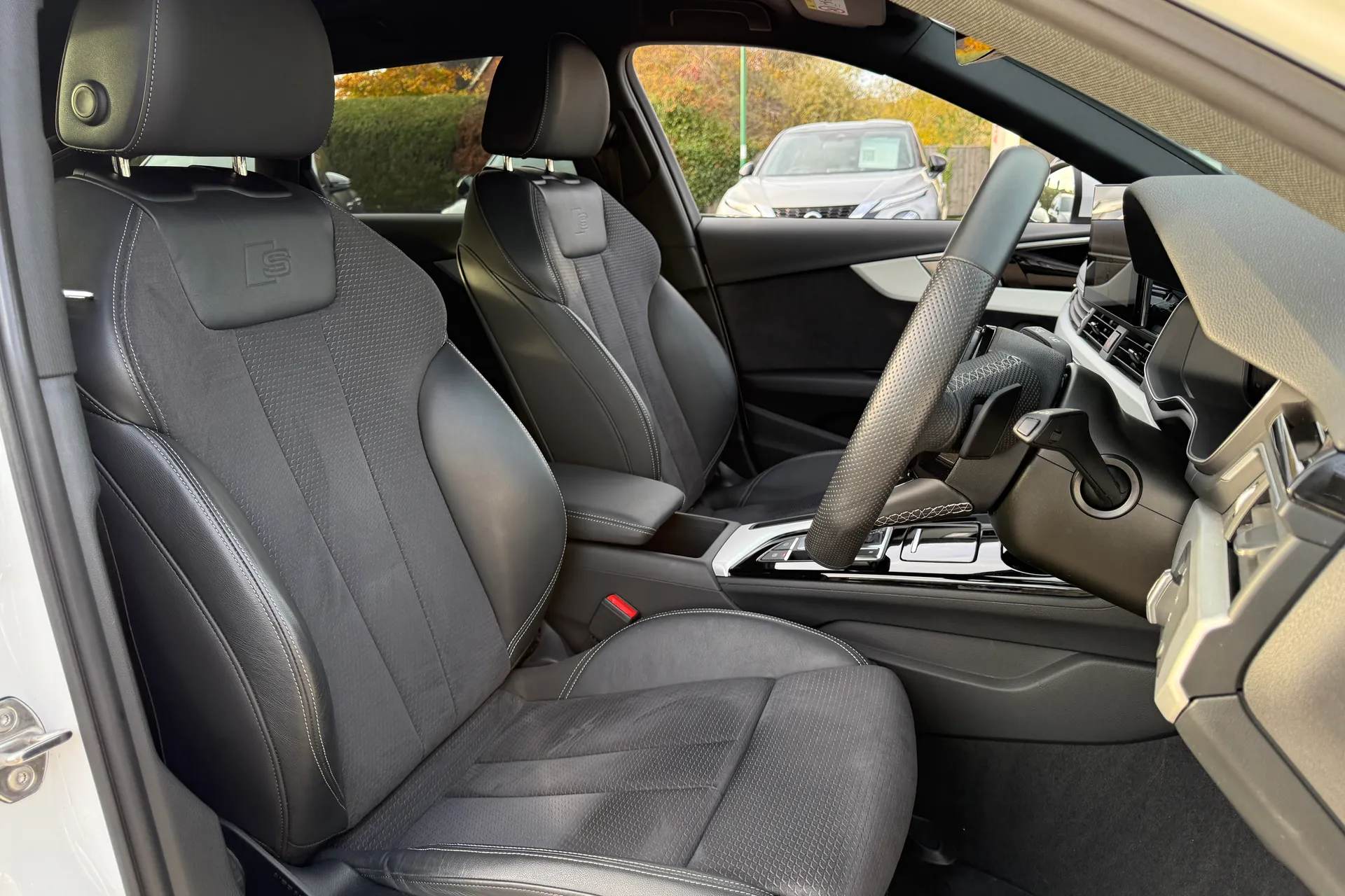 Audi A4 thumbnail image number 24