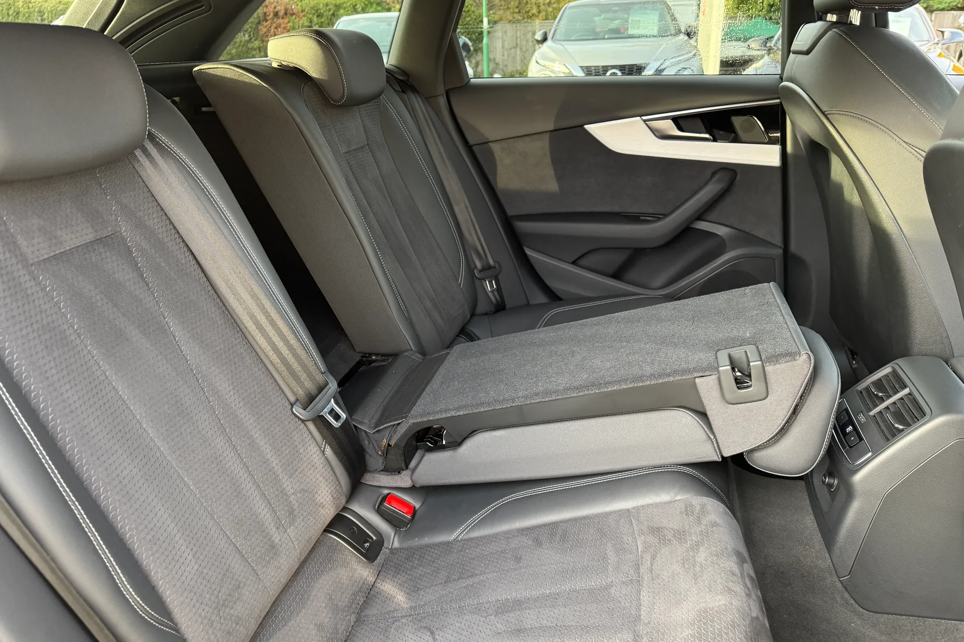 Audi A4 thumbnail image number 43