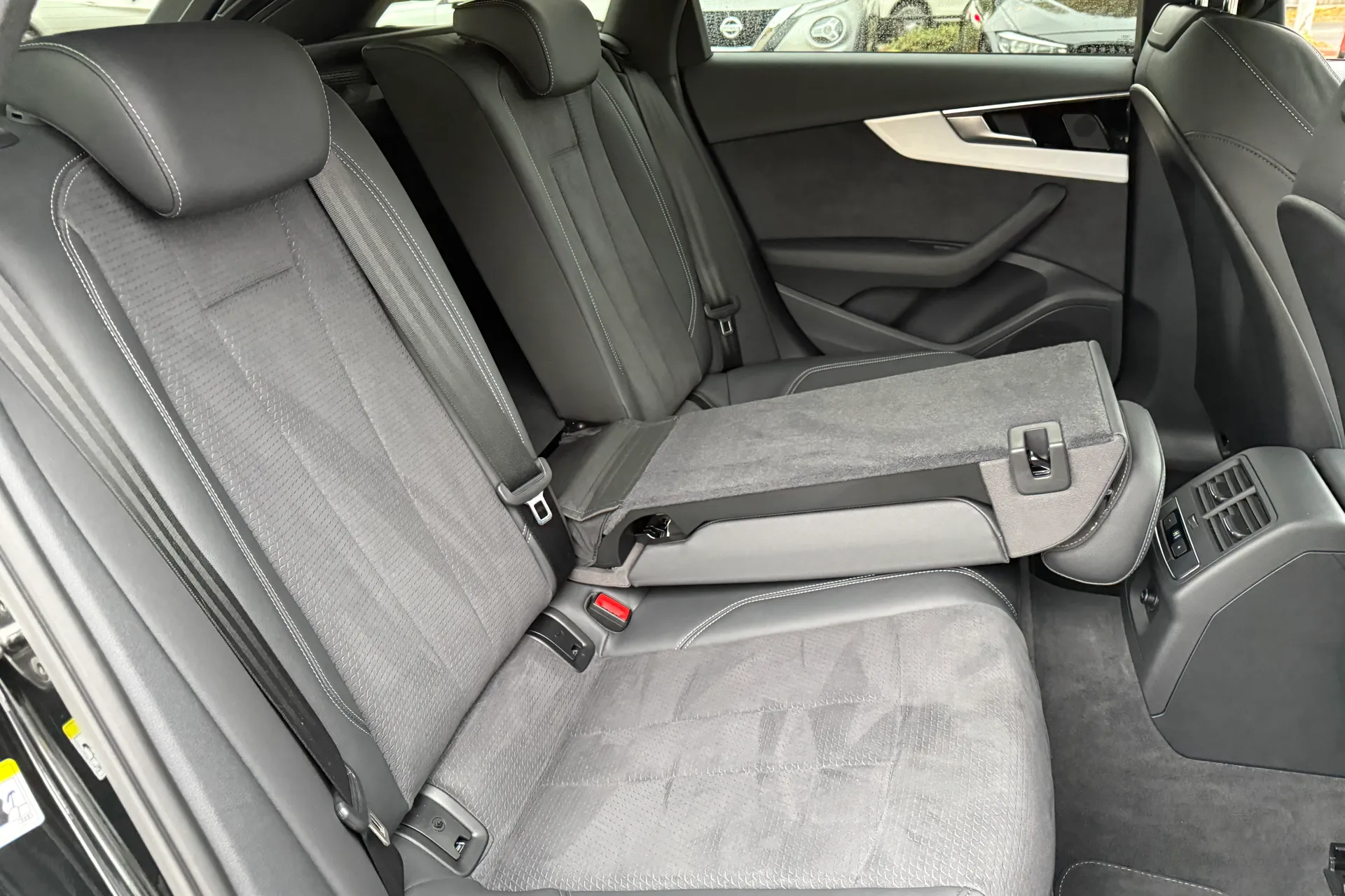 Audi A4 thumbnail image number 44