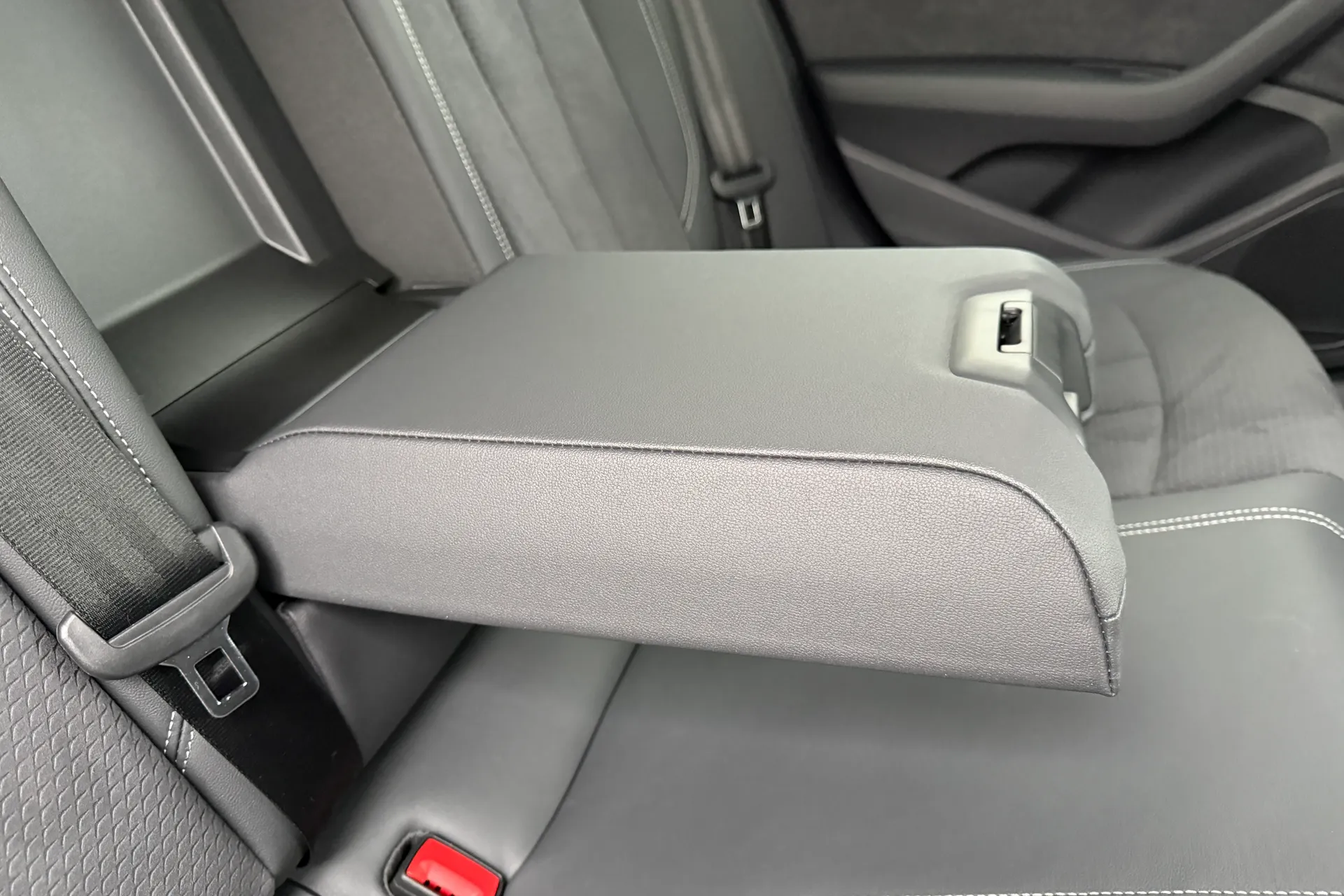 Audi A4 thumbnail image number 43