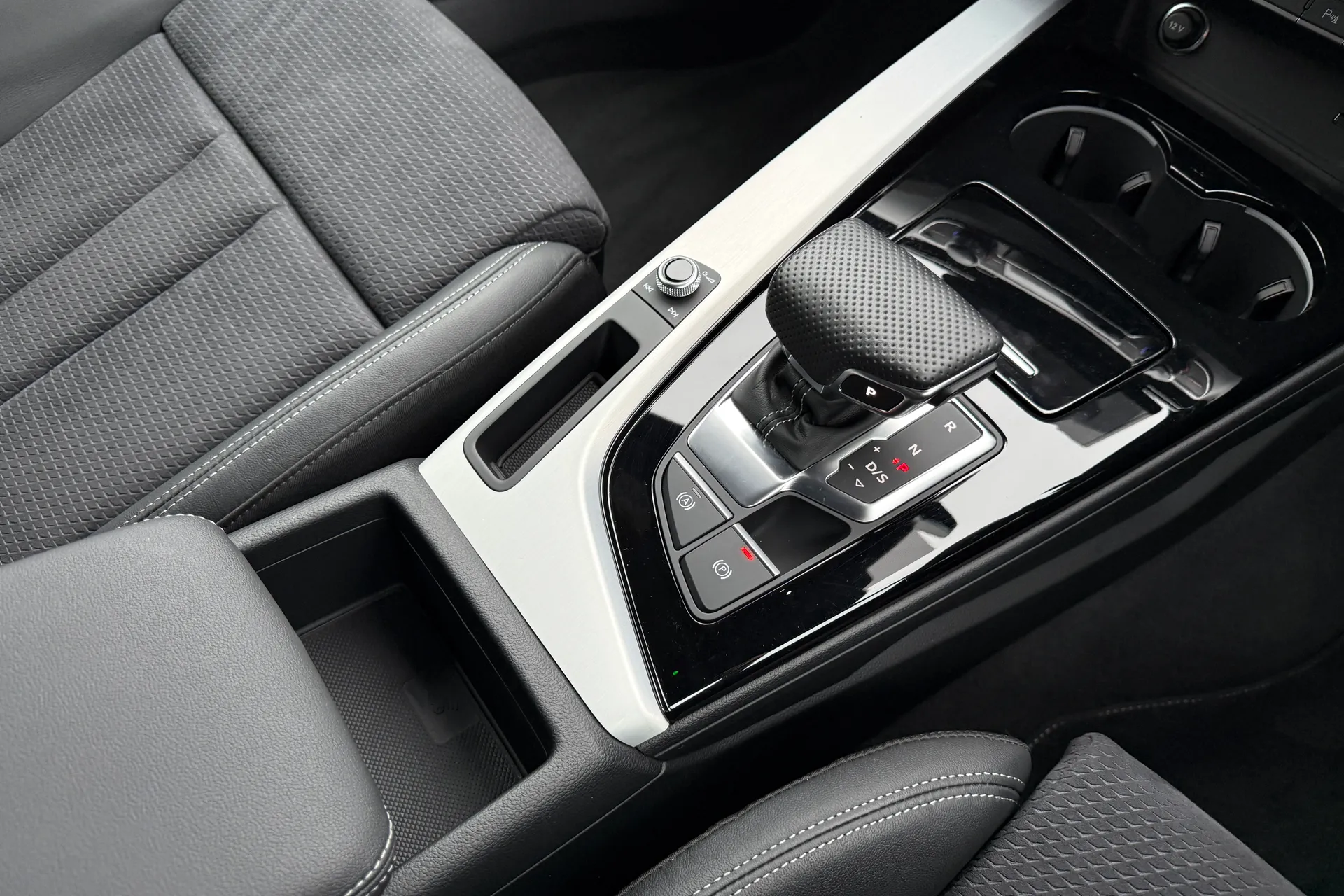 Audi A4 thumbnail image number 37