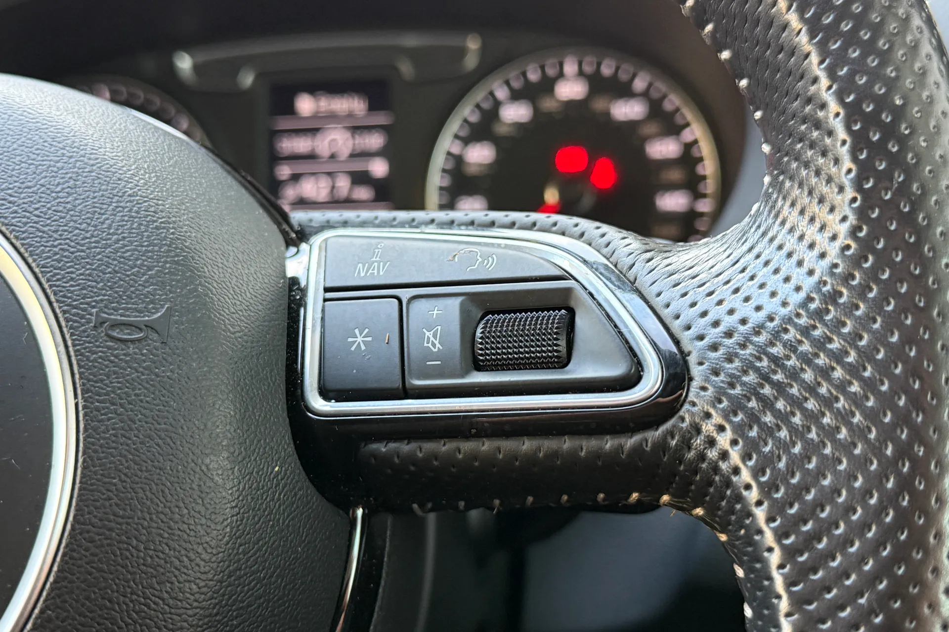 Audi Q3 thumbnail image number 10