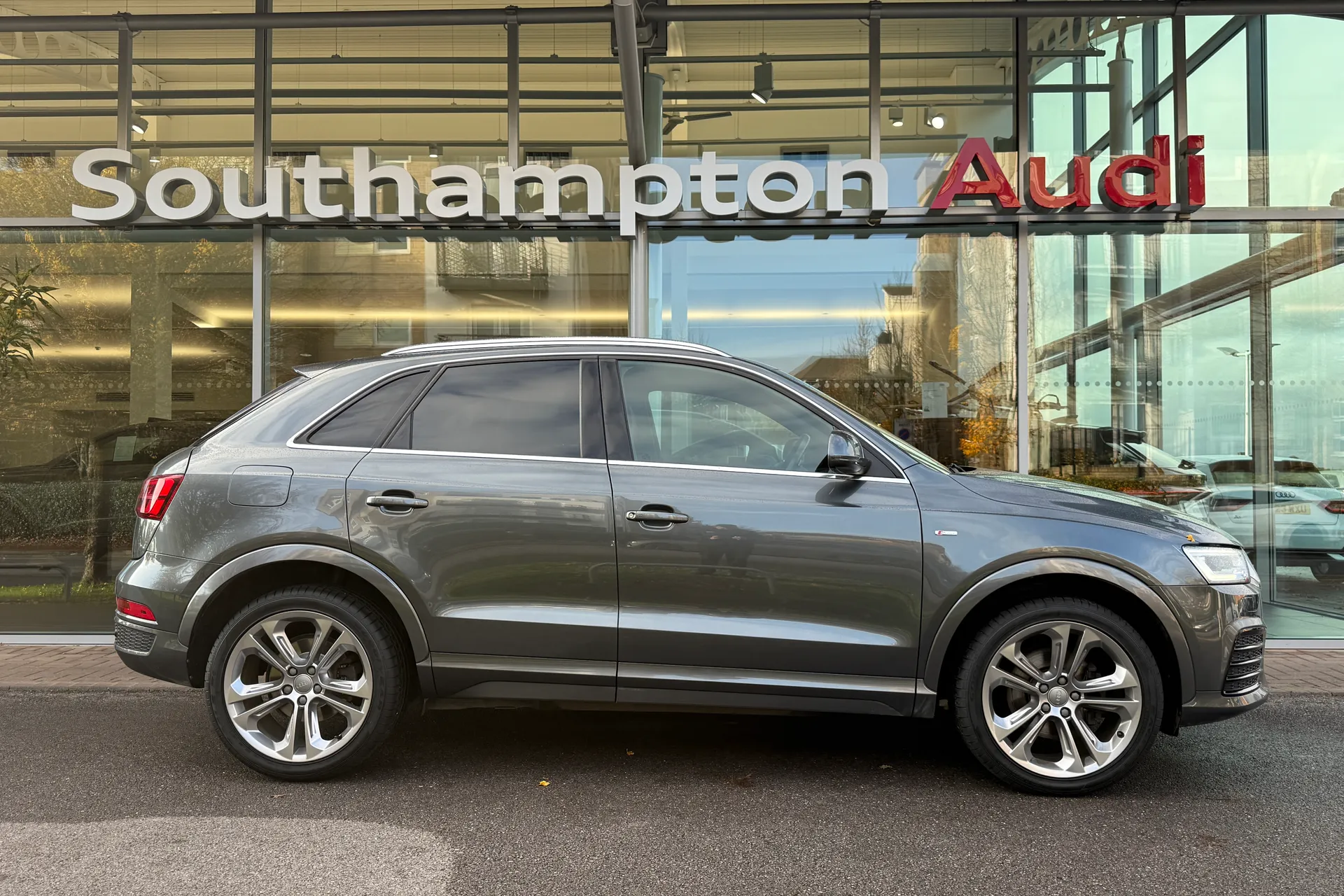 Audi Q3 thumbnail image number 2