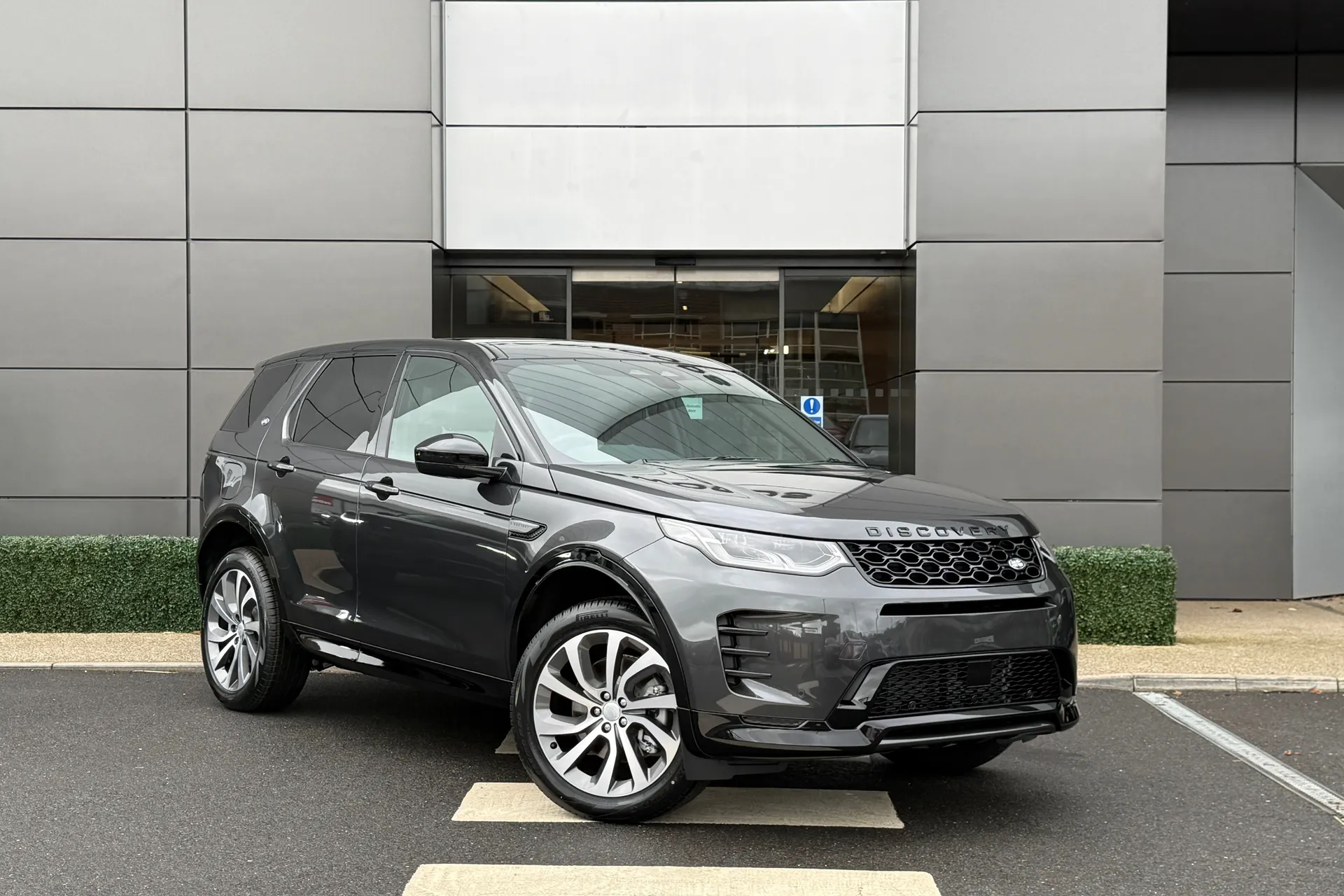 LAND ROVER DISCOVERY SPORT focused image