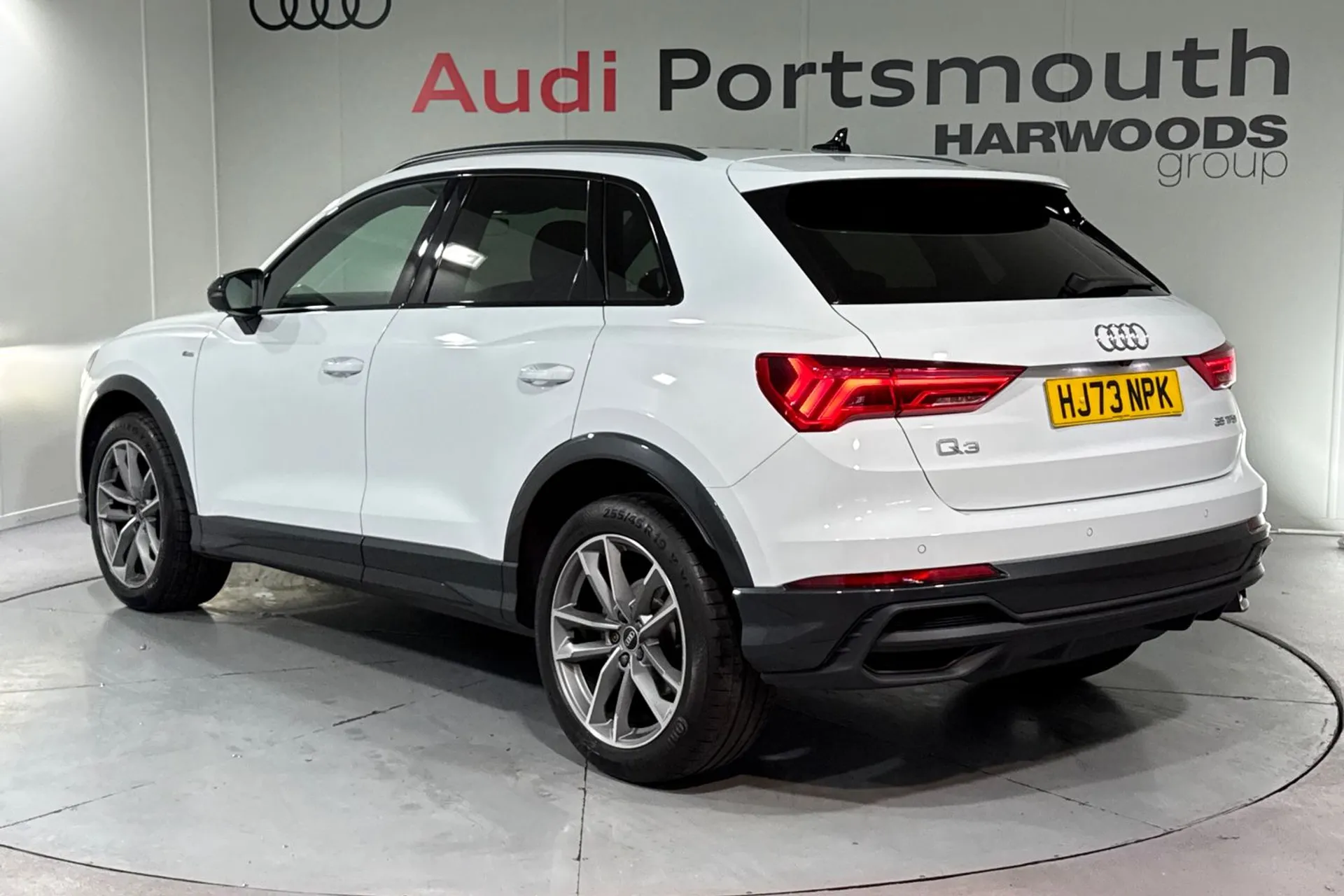 Audi Q3 thumbnail image number 10