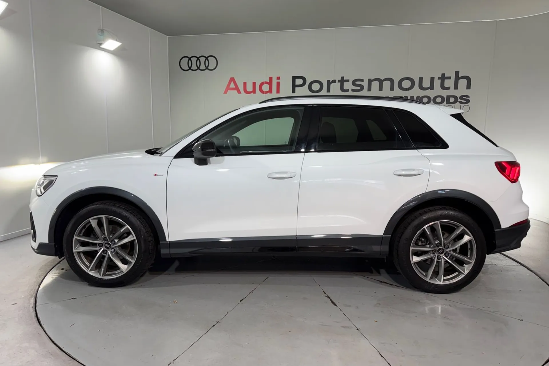 Audi Q3 thumbnail image number 12