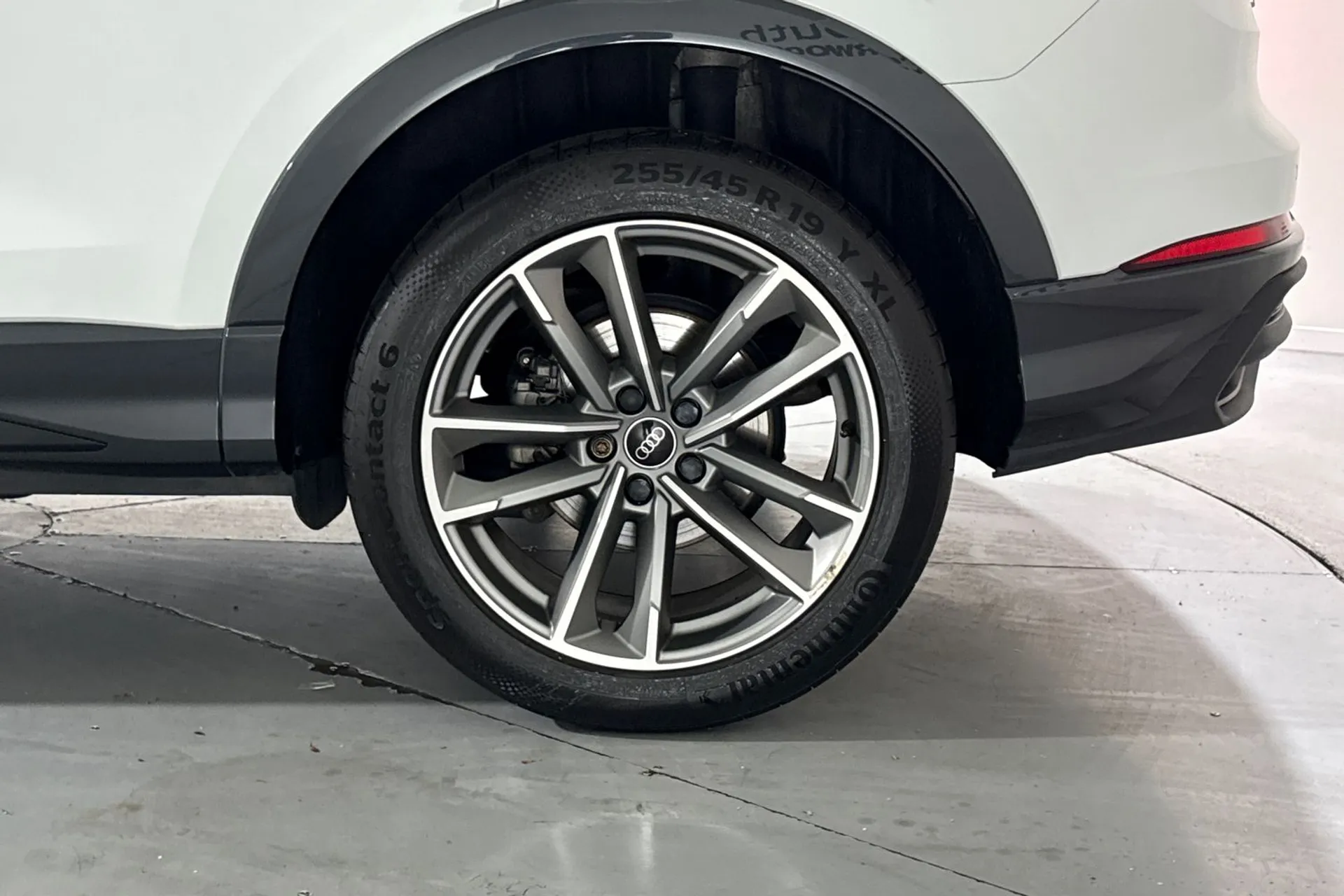 Audi Q3 thumbnail image number 14