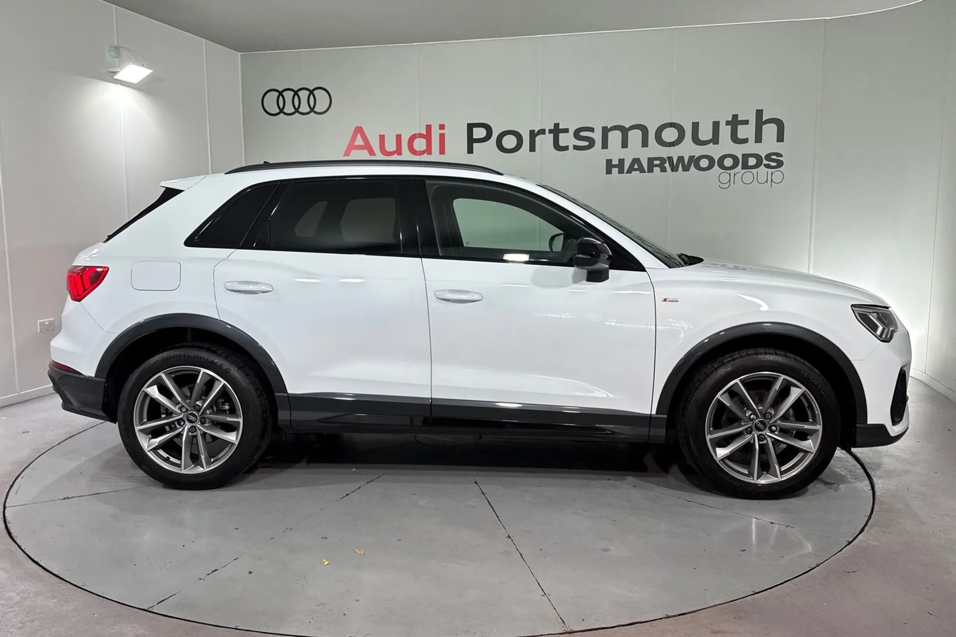 Audi Q3 thumbnail image number 2