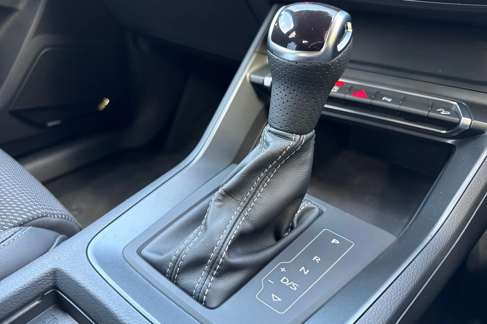 Audi Q3 thumbnail image number 25