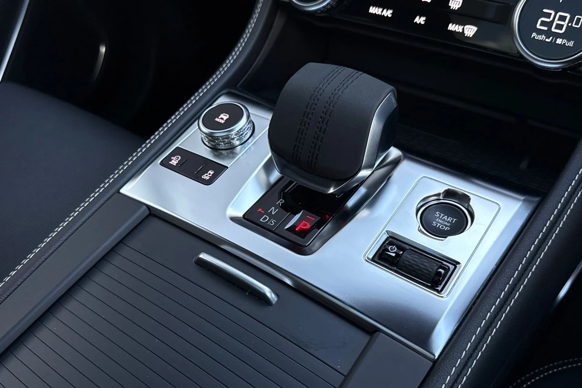 Jaguar F-PACE thumbnail image number 58