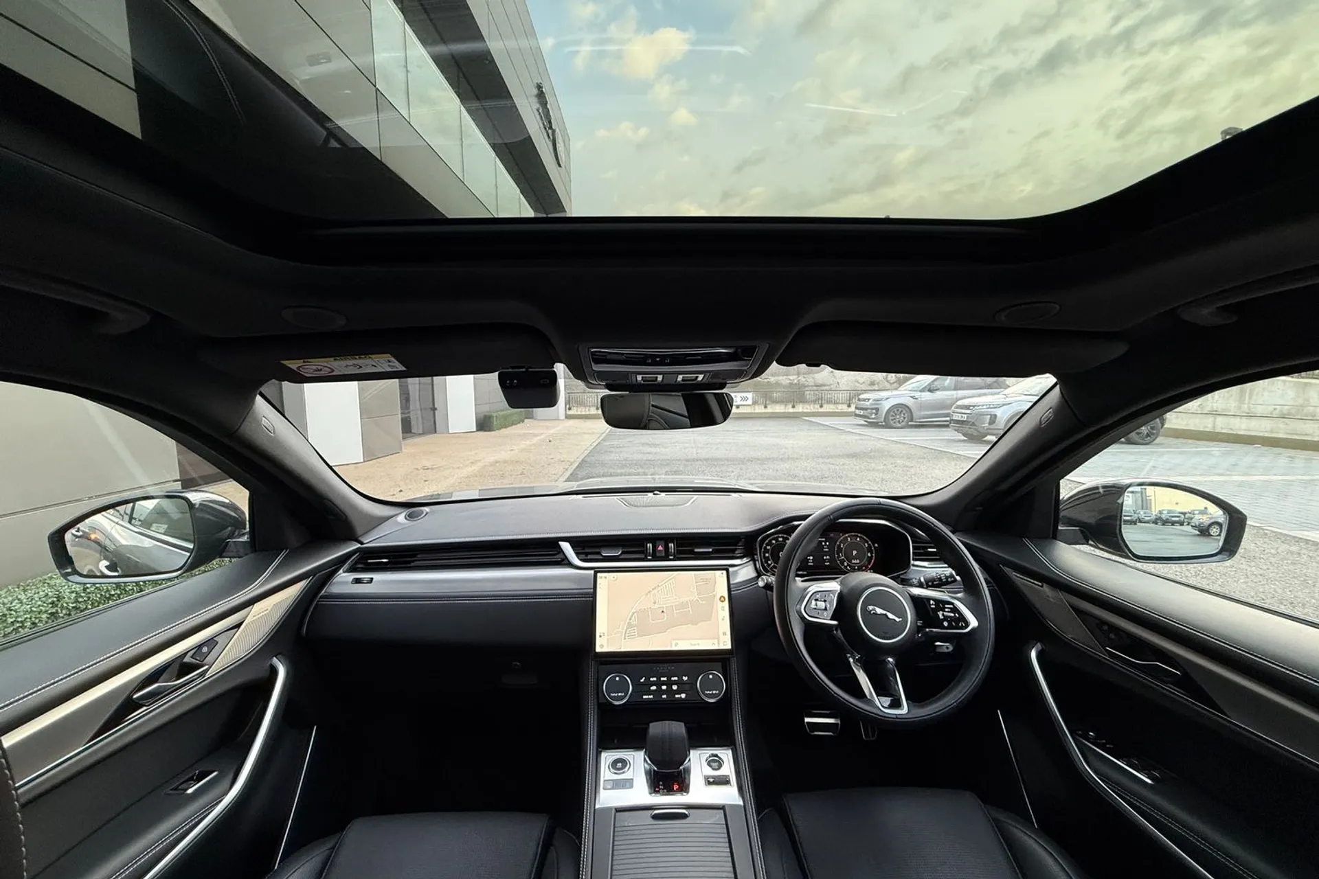 Jaguar F-PACE thumbnail image number 3