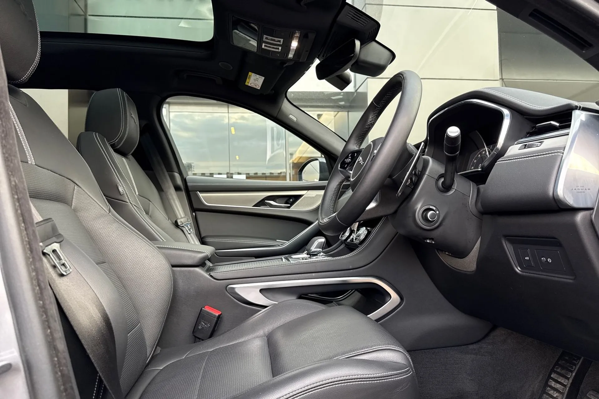 Jaguar F-PACE thumbnail image number 18