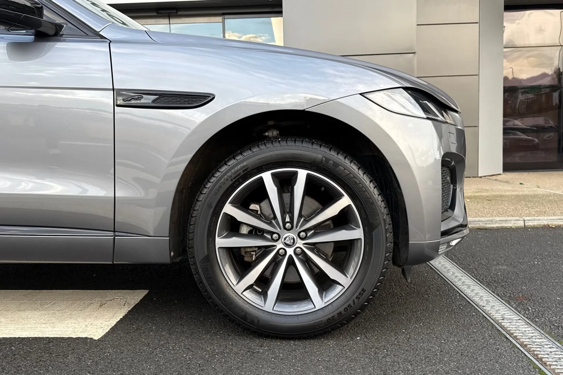 Jaguar F-PACE thumbnail image number 26